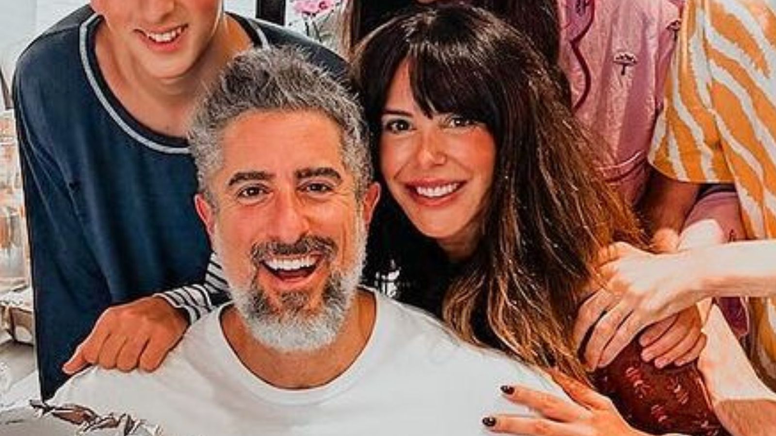 Após polêmica, Marcos Mion comemora aniversário ao lado da esposa e filhos