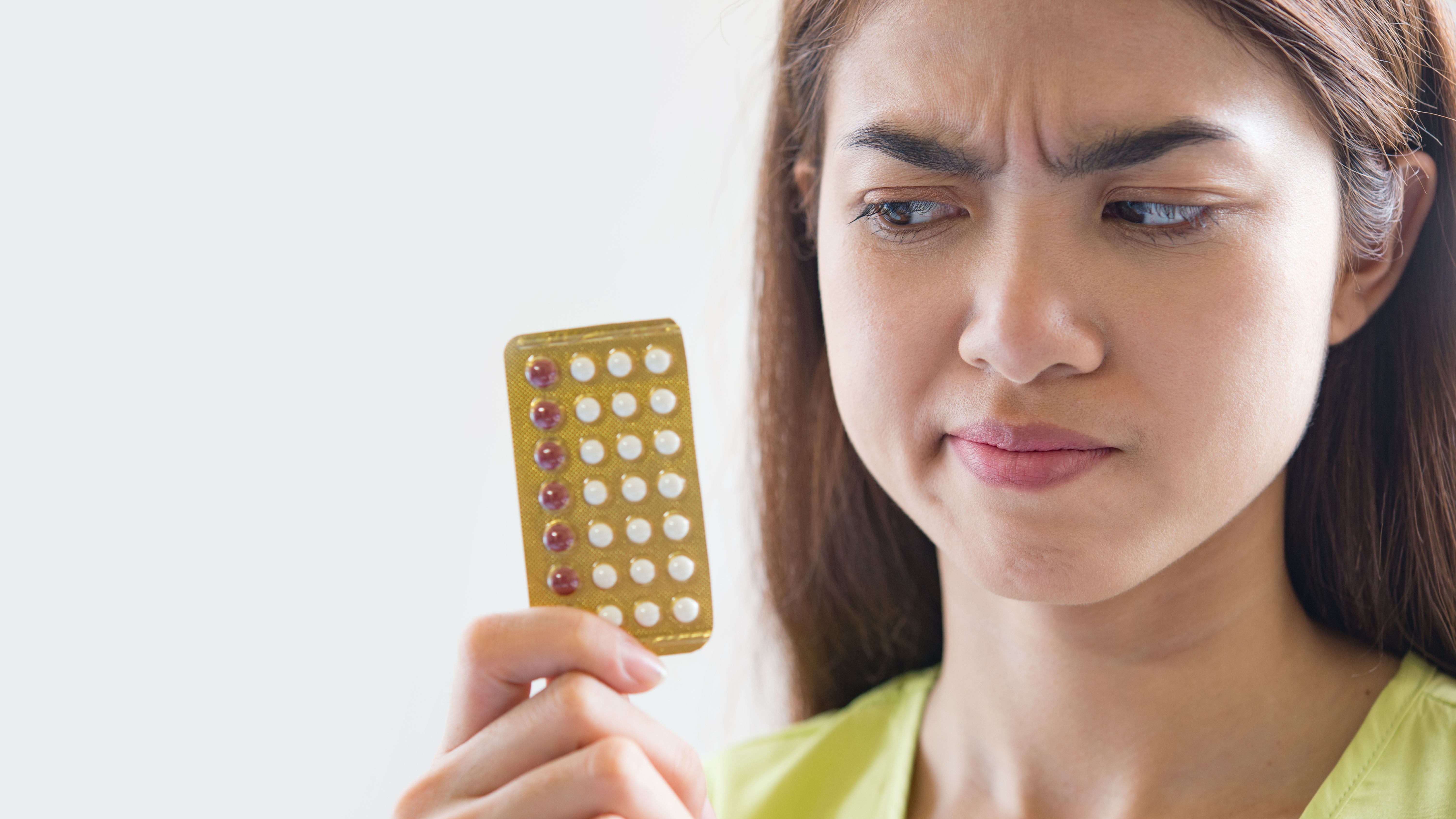 Ginecologista destaca efeitos do anticoncepcional e alternativas seguras para as mulheres
