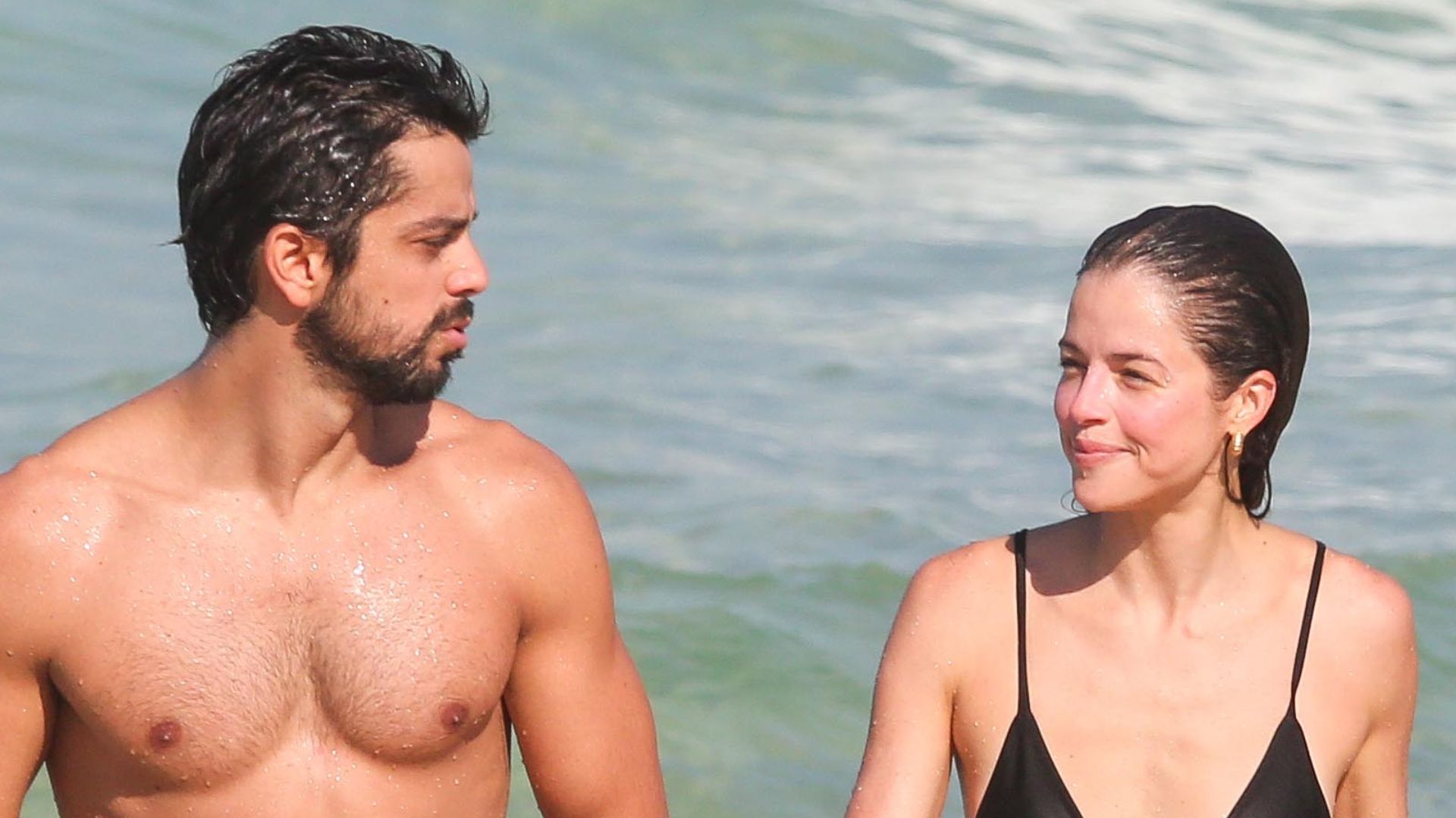 Aos beijos, Rodrigo Simas e Agatha Moreira esquentam o clima em banho de mar