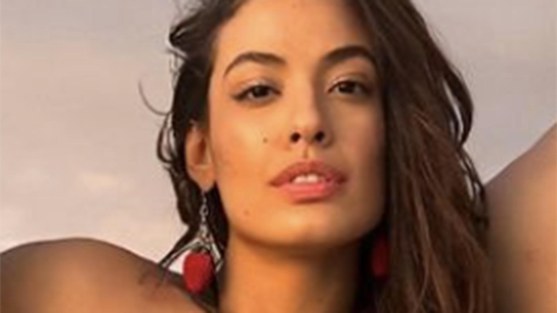 Ex-BBB Beatriz Reis exibe a barriga reta em look mínimo de crochê