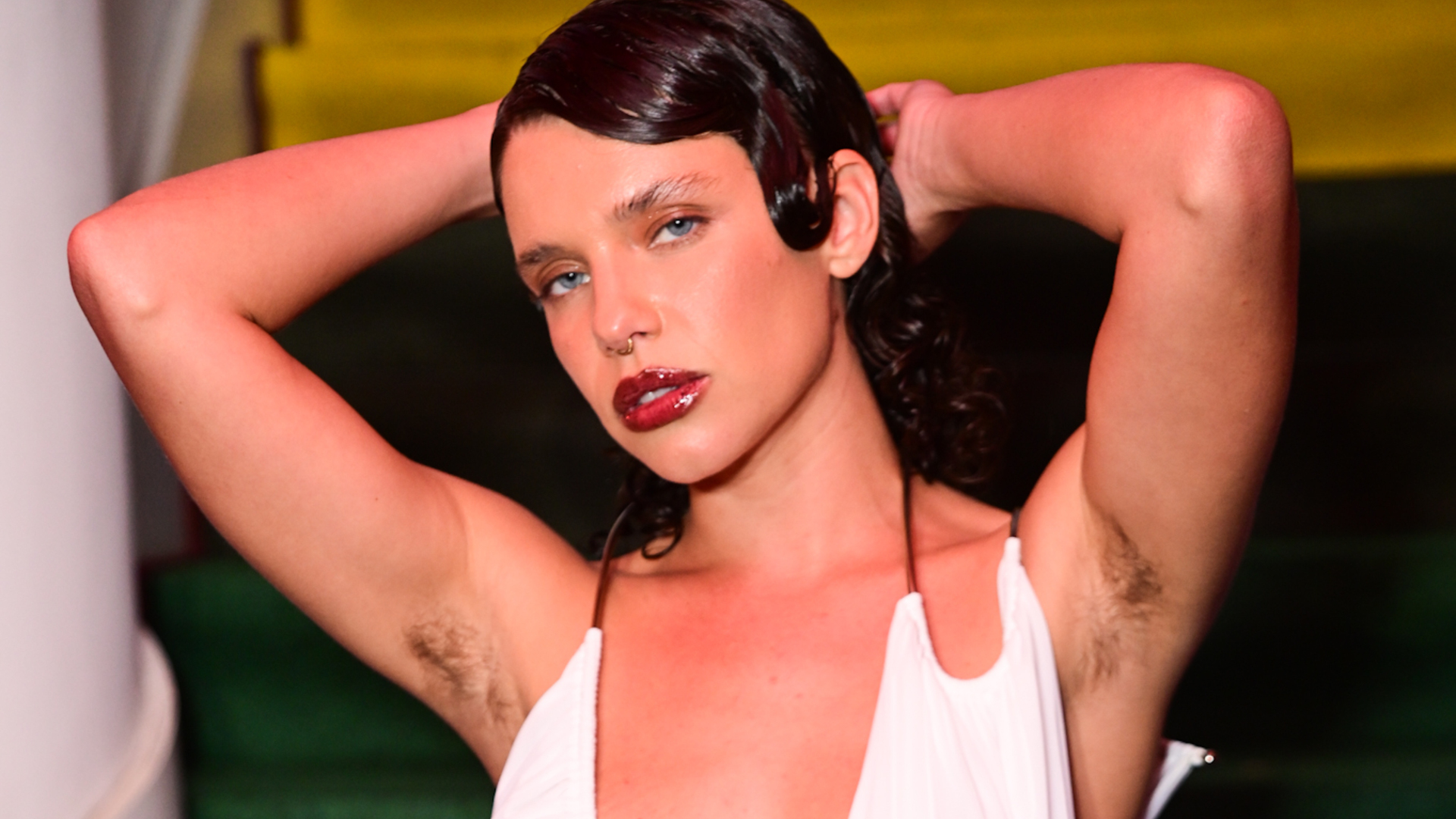 De vestido aberto, Bruna Linzmeyer exibe axilas naturais em evento