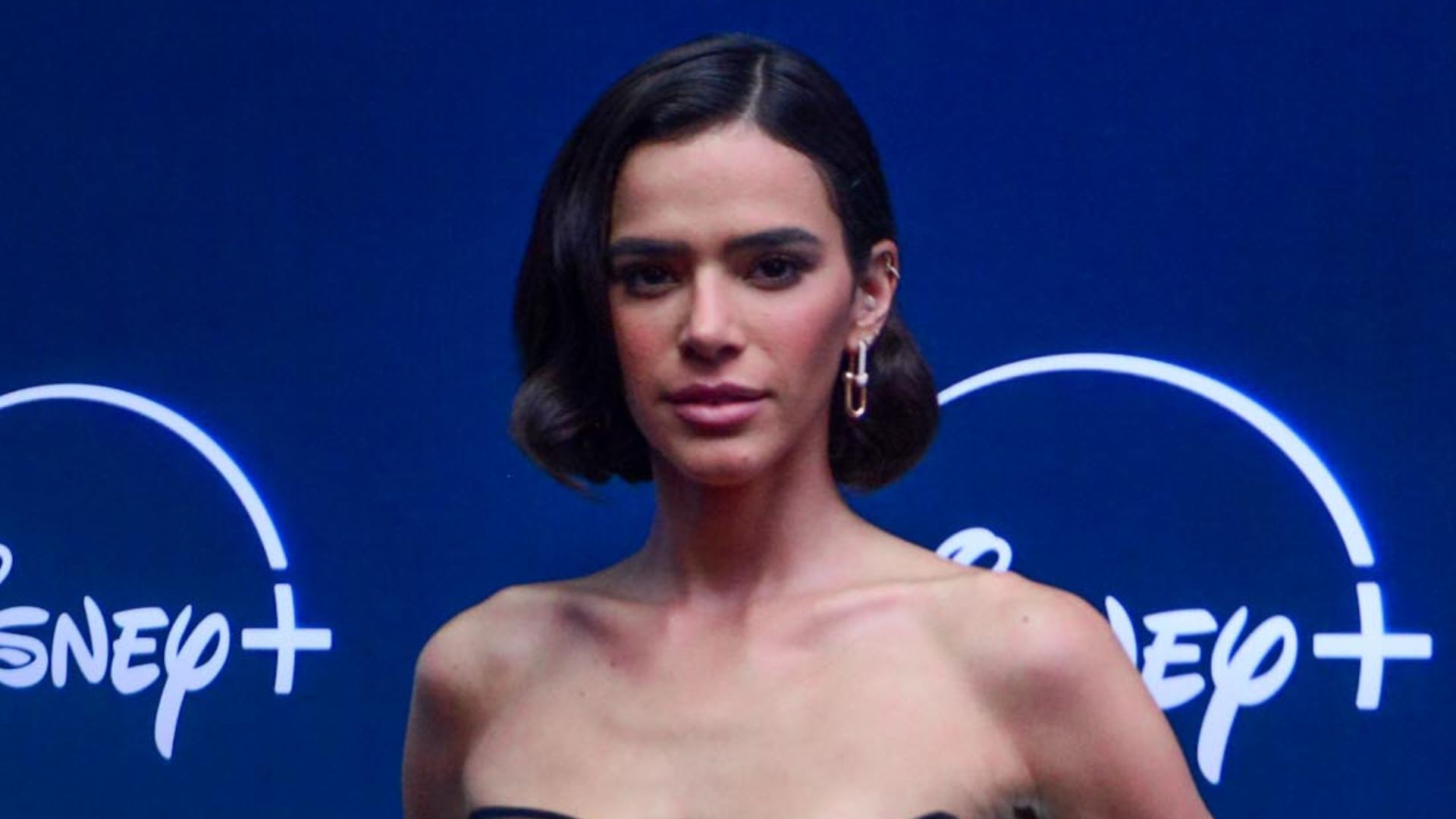 Bruna Marquezine usa vestido chiquérrimo em evento no Rio de Janeiro