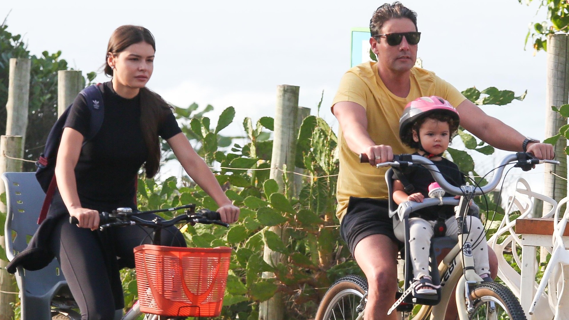Bruno De Luca encanta ao surgir com a filha em passeio de bike
