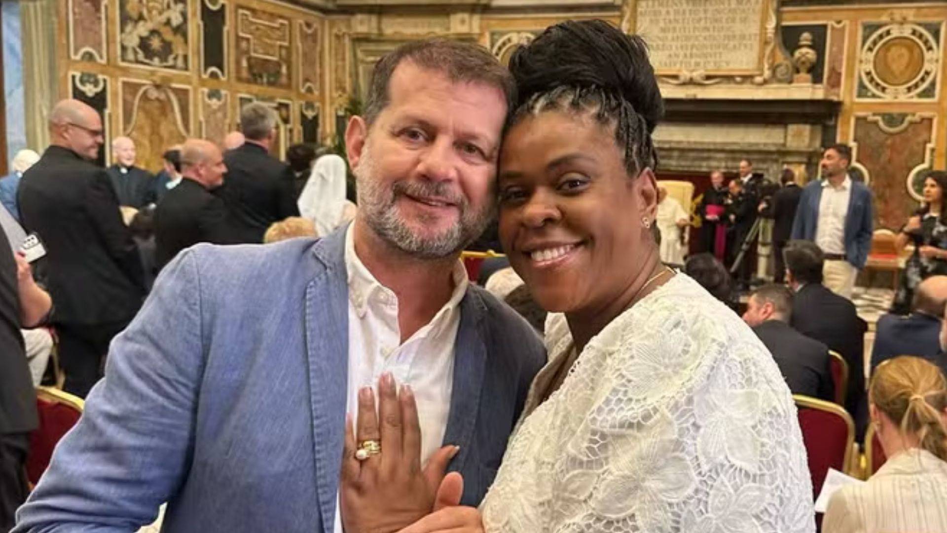 Cacau Protásio renova votos de casamento em encontro com Papa Francisco