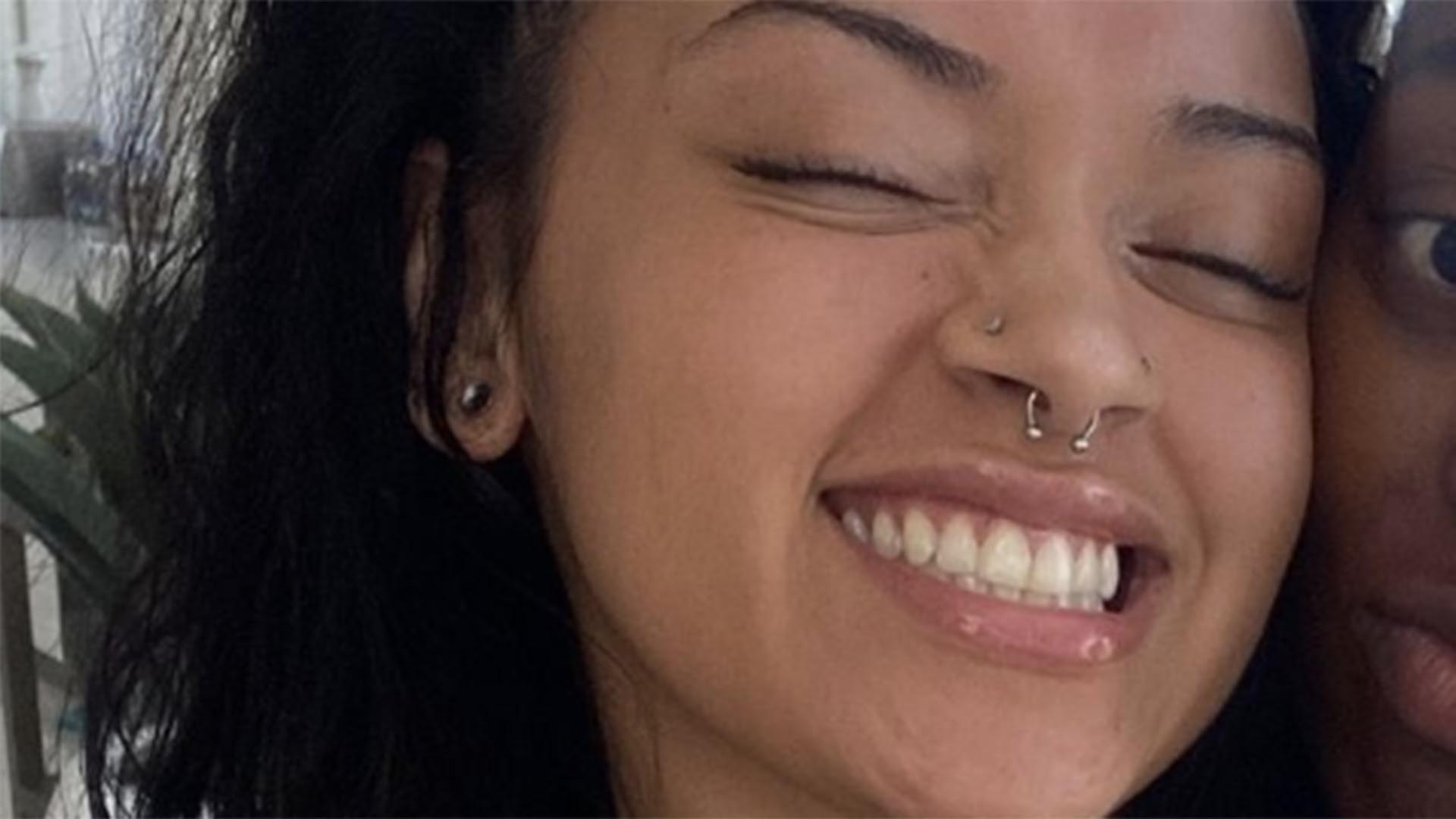 Filha de Carla Perez reaparece com a namorada em clima de romance