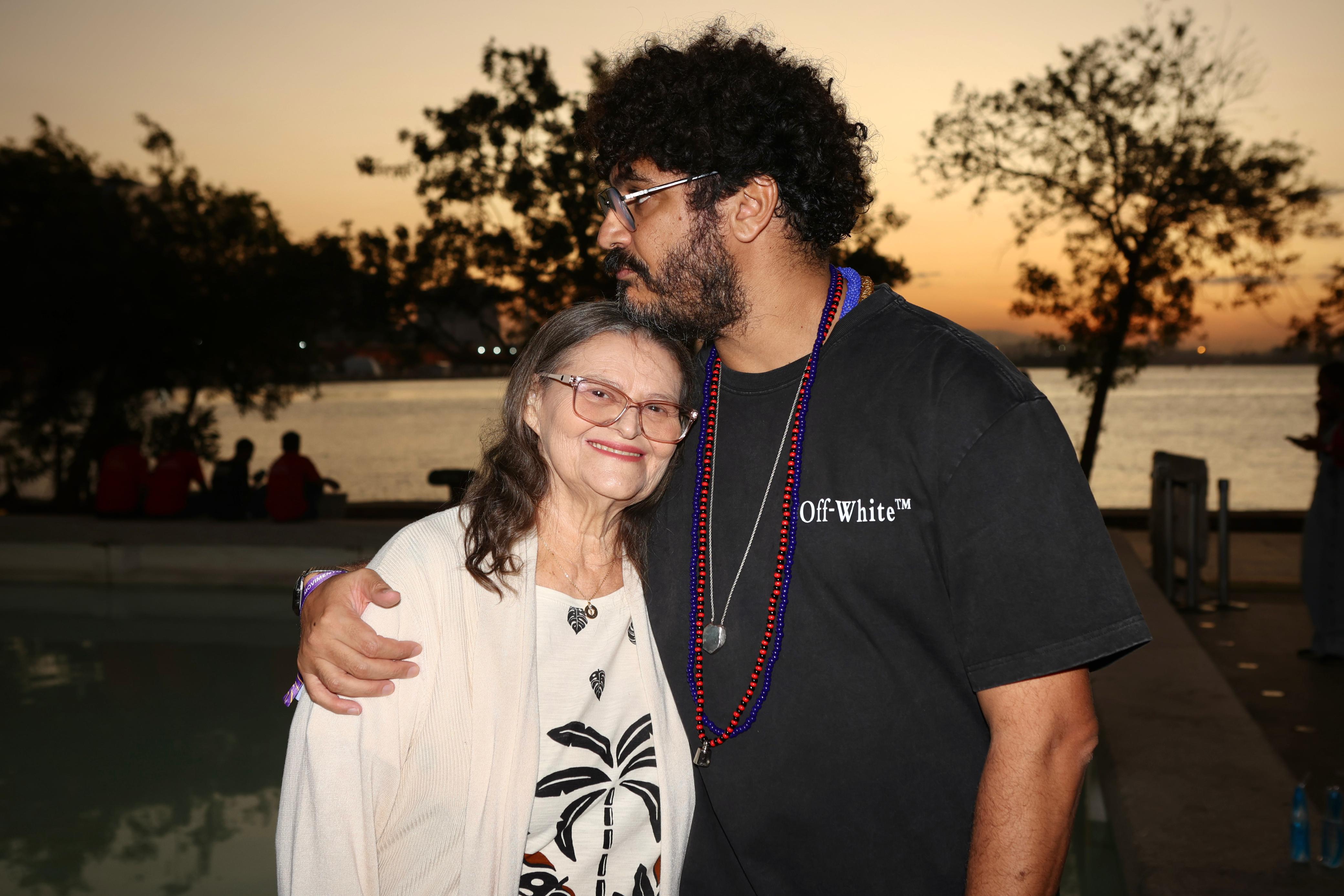 Ao lado da mãe escritora, cantor Criolo participa de evento sobre educação: ‘Falas transformadoras’