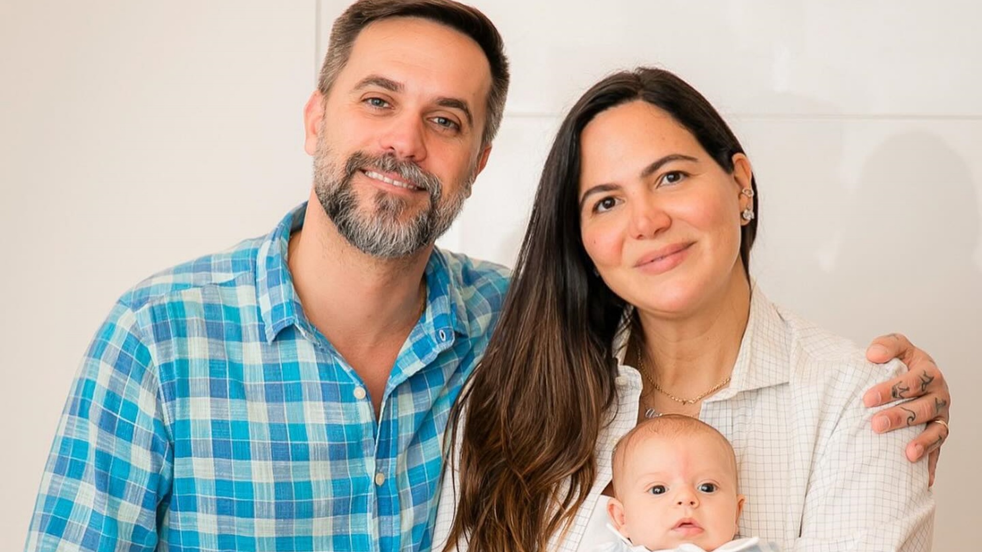 Em clima de festa junina, Carol Sampaio comemora segundo mês do filho