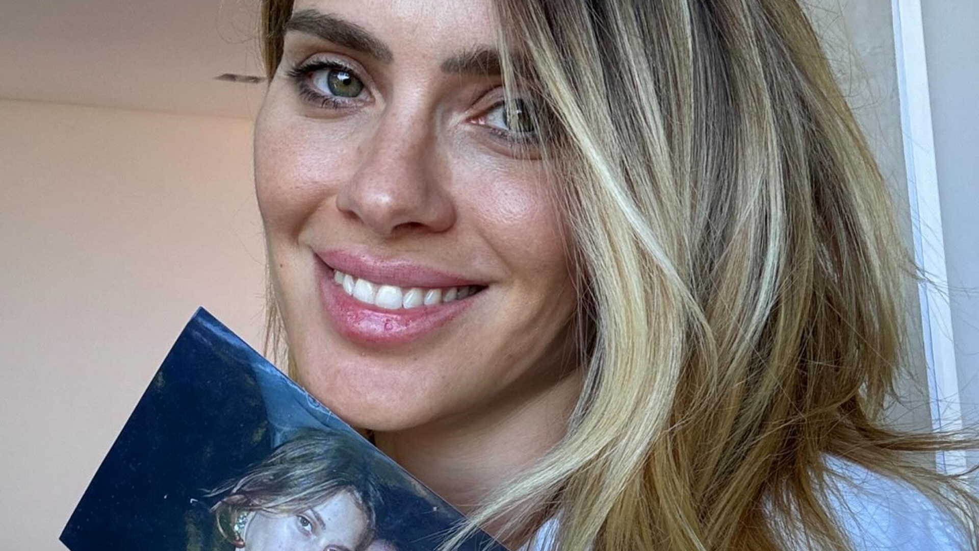 Carolina Dieckmann resgata cliques com o marido e se declara: “Amor maior”