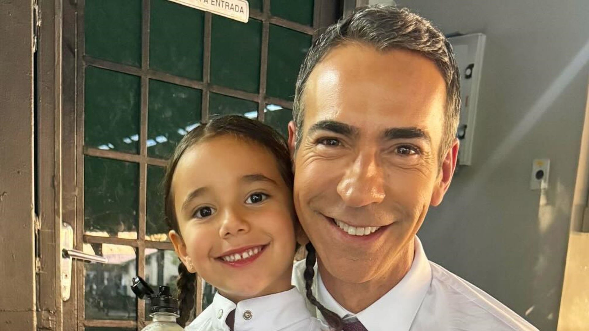 Cesar Tralli encanta ao postar novo clique com a filha: “Que lindos”
