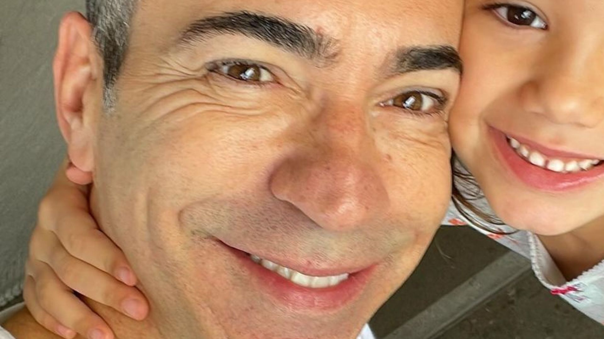 Cesar Tralli se derrete ao registrar momento especial com a filha: ‘Amor’