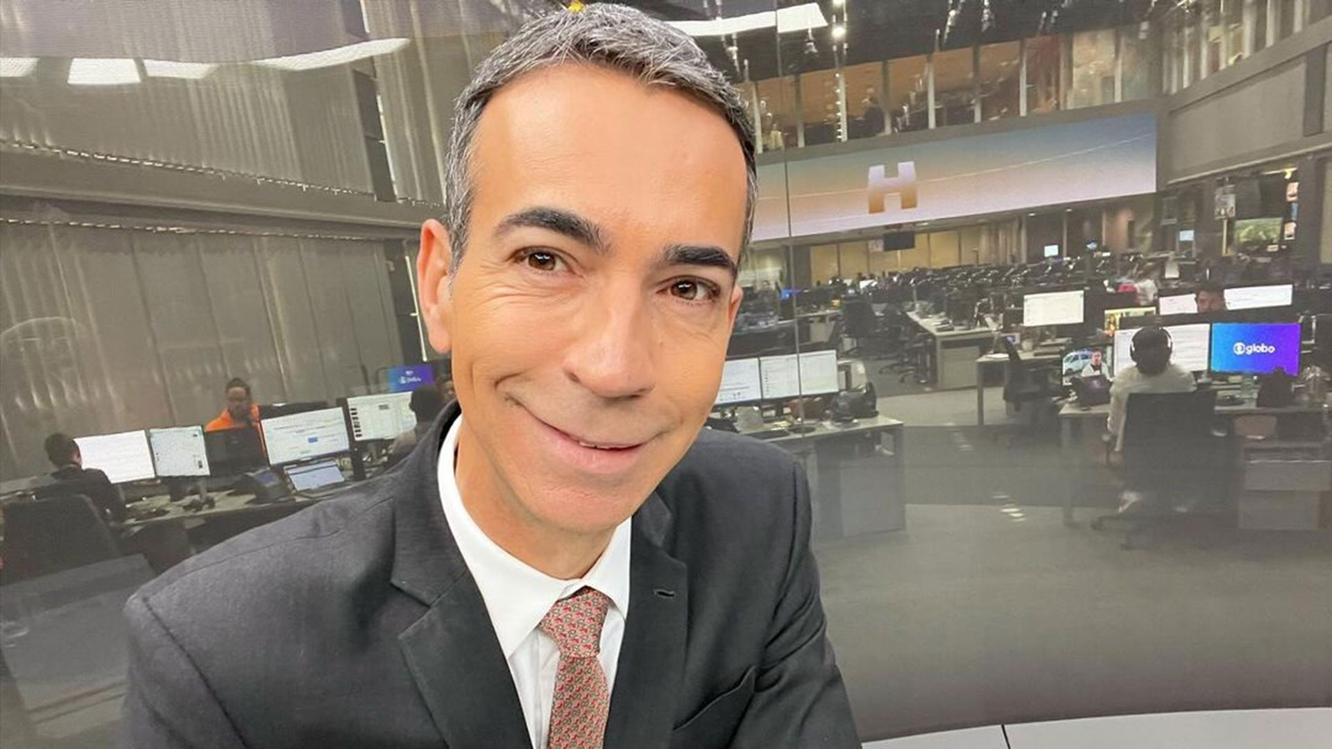 Cesar Tralli mostra que é gente como a gente e leva marmita para o trabalho