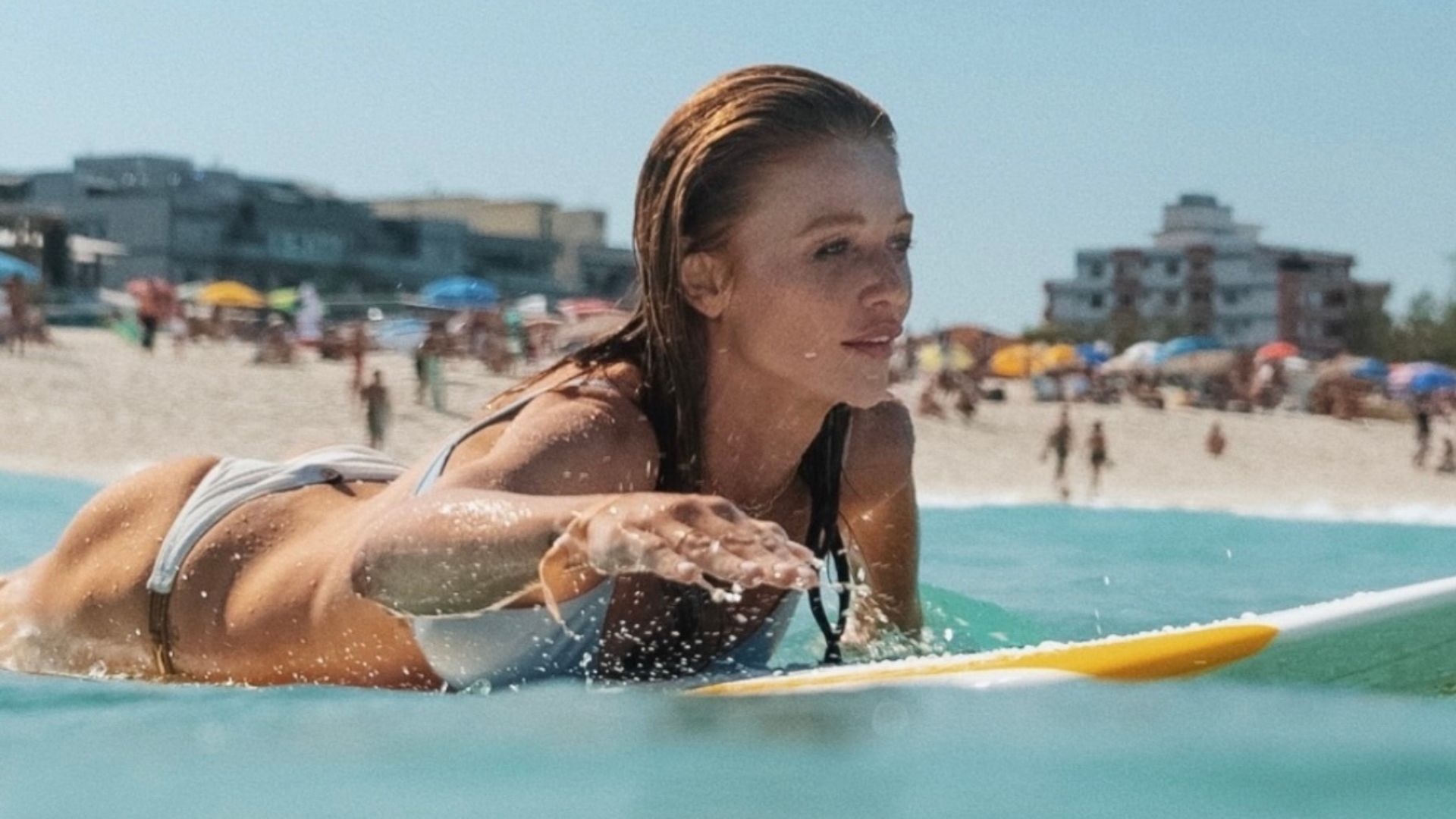 Cintia Dicker aproveita dia de surf ao lado de Pedro Scooby