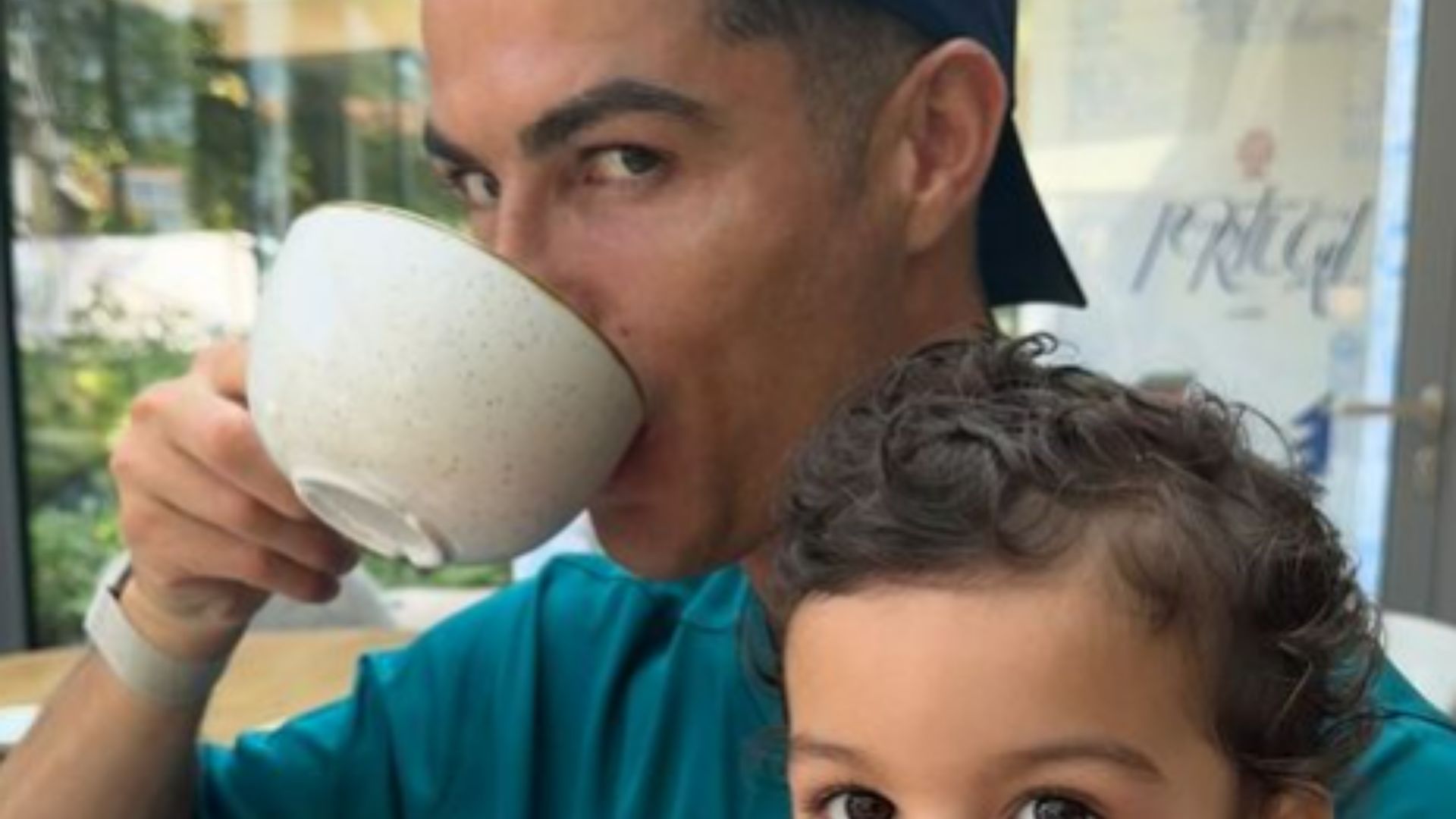 Em novas fotos, semelhança entre Cristiano Ronaldo e filha caçula impressiona