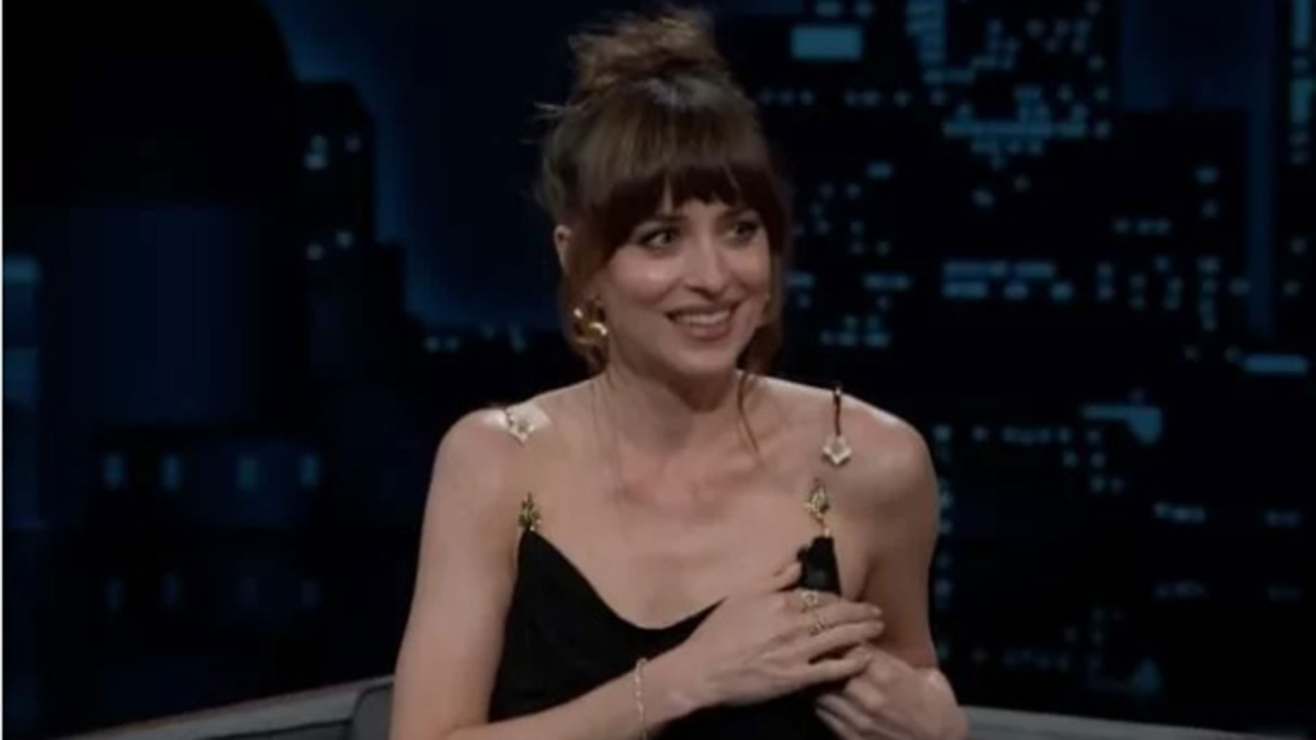 Dakota Johnson passa por apuros e quase mostra demais durante programa