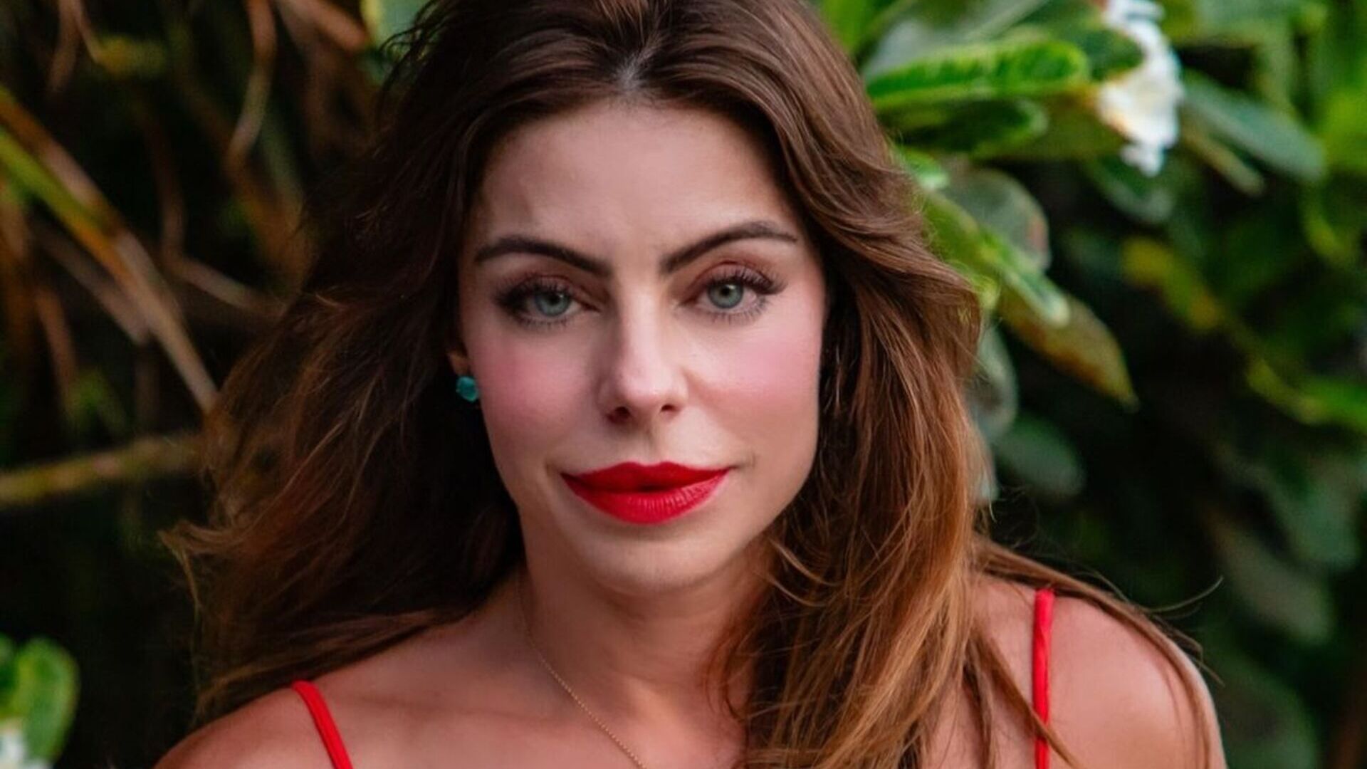 Daniella Cicarelli causa ao surgir maquiada na piscina: ‘Deslumbrante’