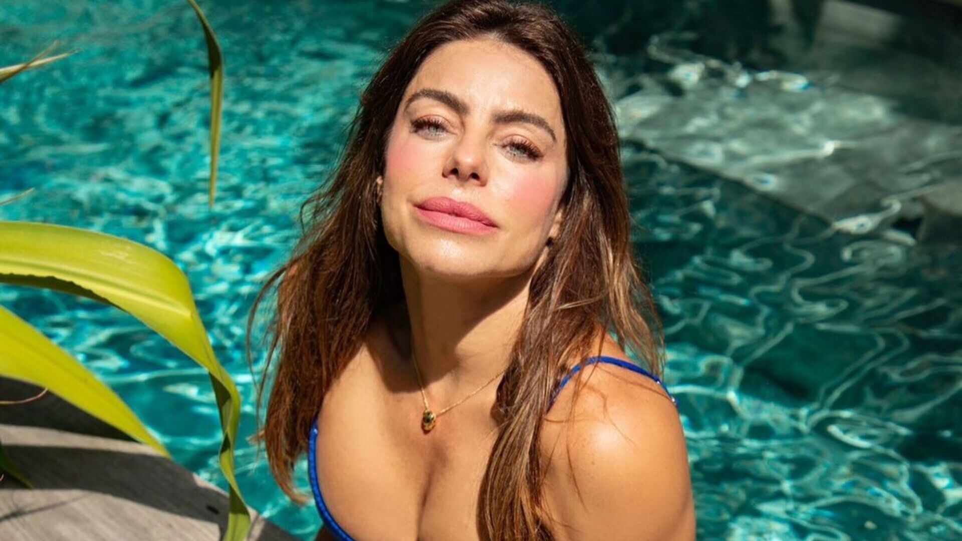 Daniella Cicarelli exibe beleza natural ao lado do marido
