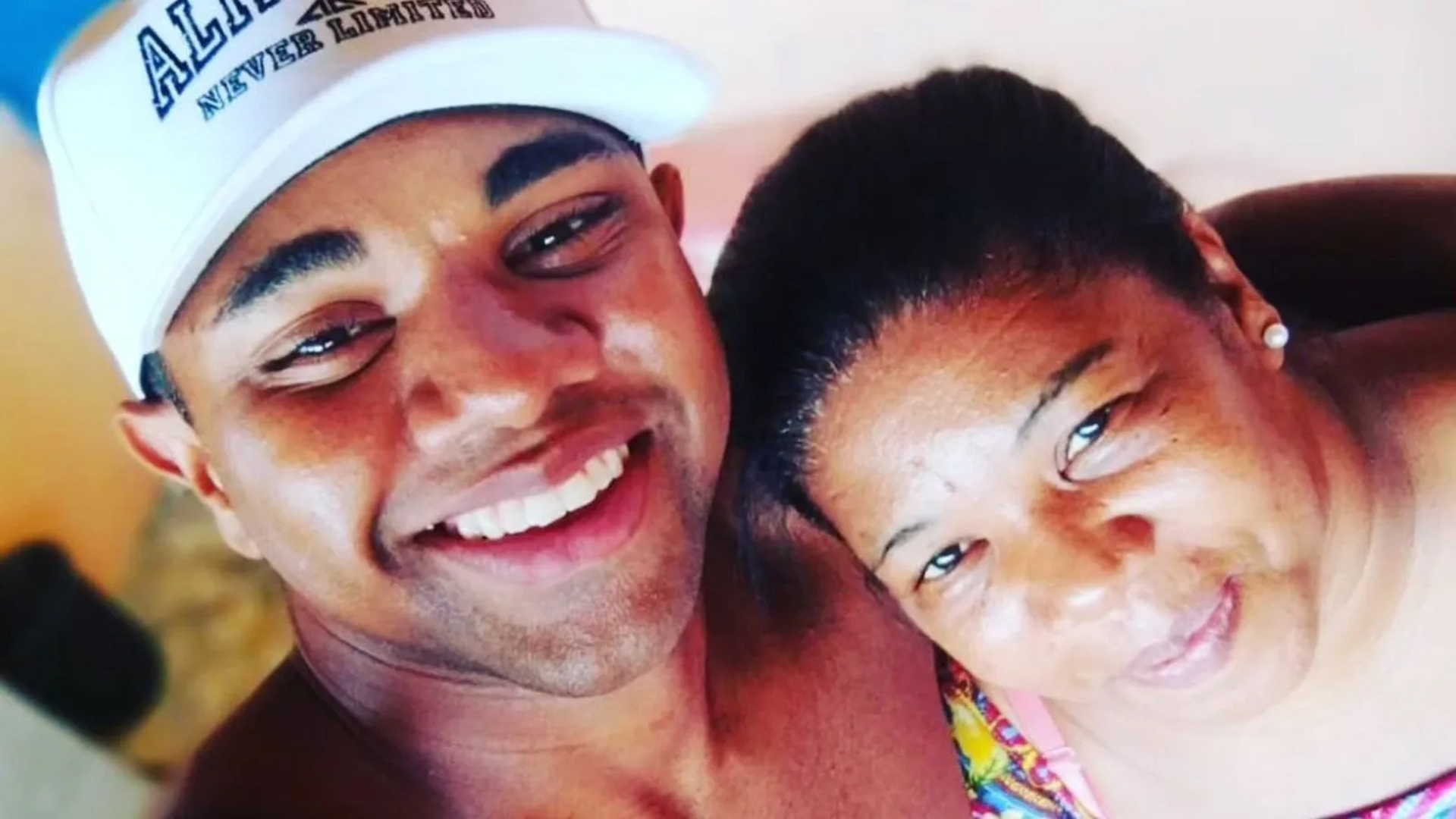Mãe de Davi reage ao ver o filho aos beijos em Parintins