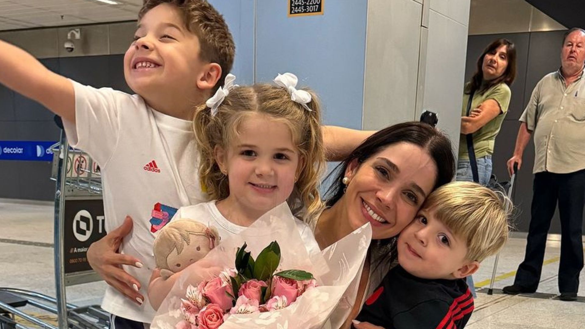 No Brasil, Sabrina Petraglia celebra reencontro com os filhos