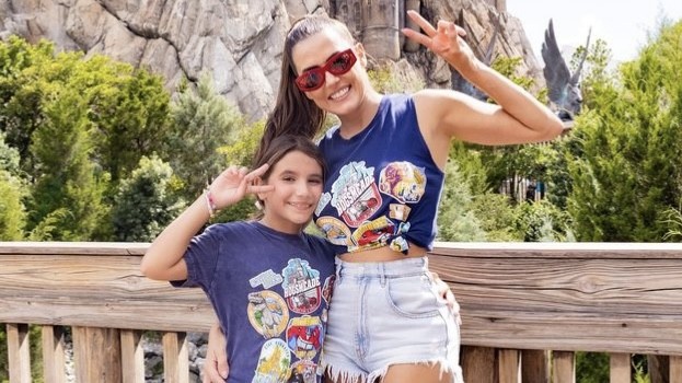 Deborah Secco combina look com a filha em dia de diversão nos EUA