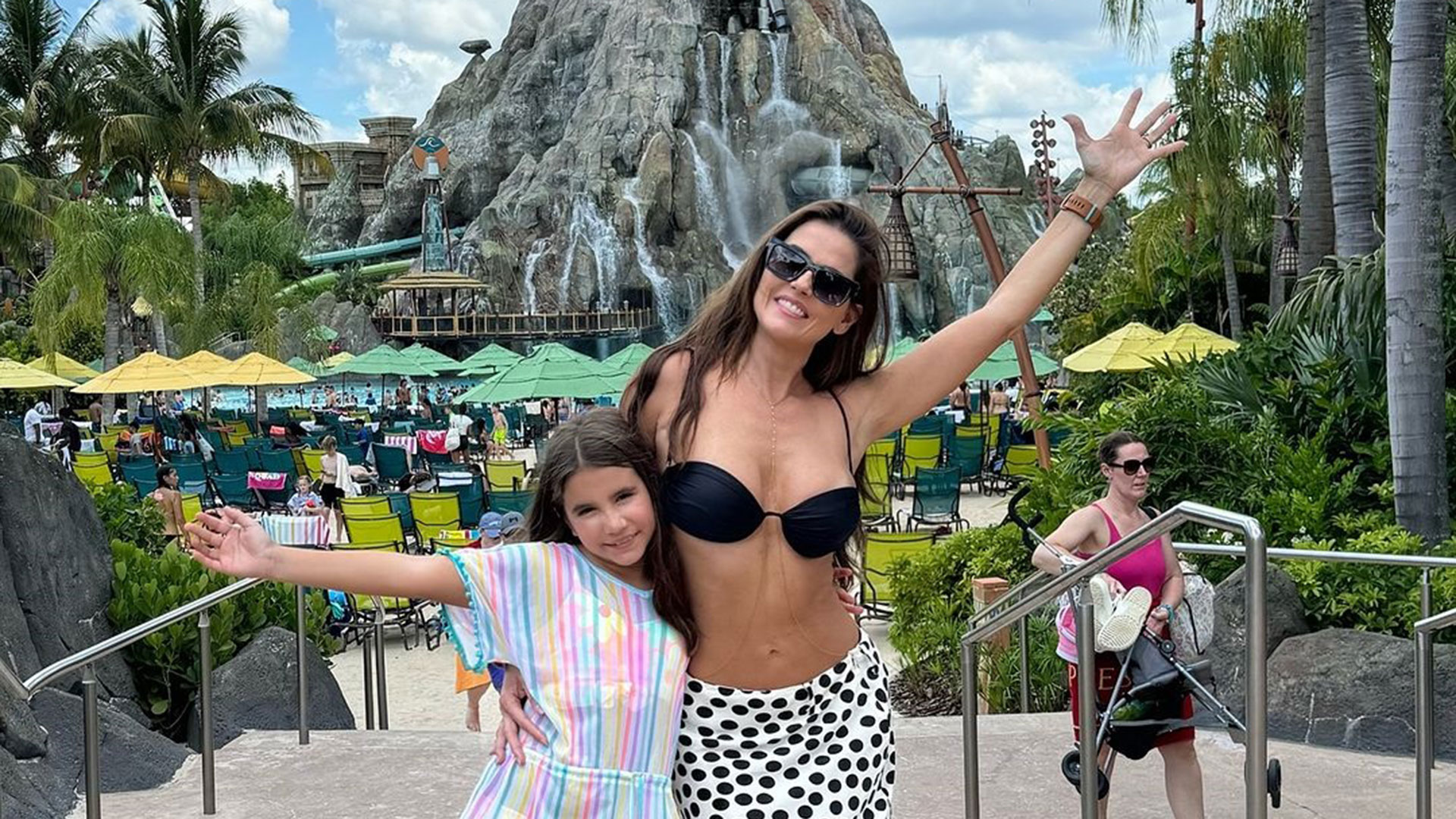 Deborah Secco abre álbum de fotos de viagem com Maria Flor