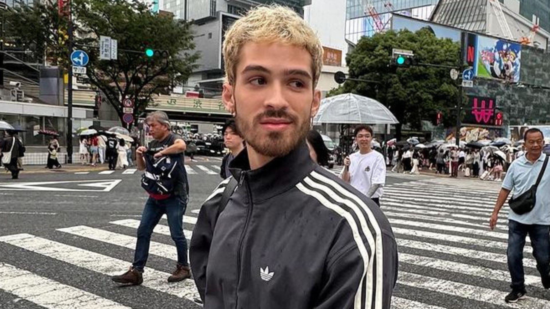 É a Marquezine? Detalhe em álbum de fotos de João Guilherme chama atenção