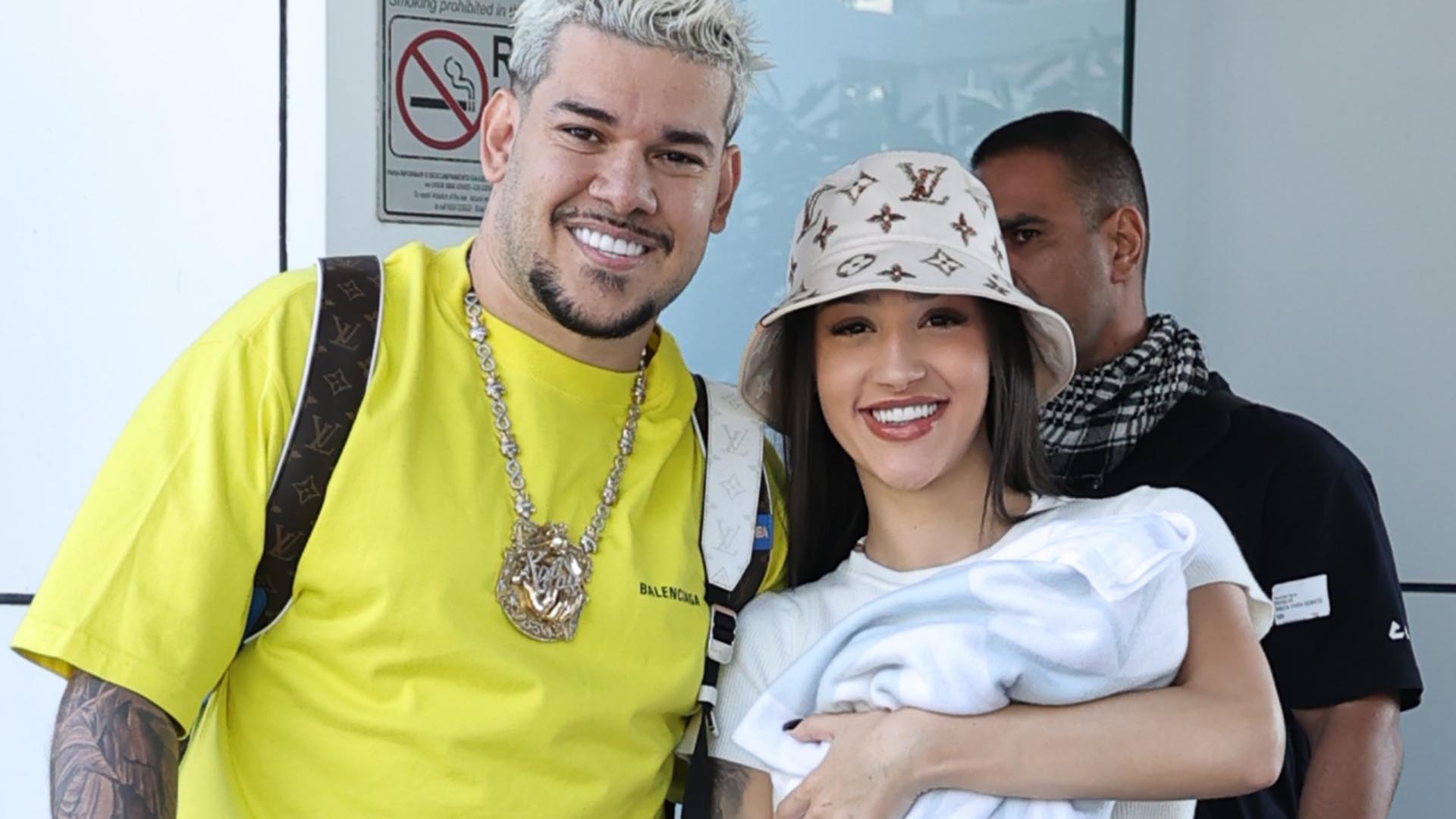 Bia Miranda deixa a maternidade com o filho recém-nascido nos braços