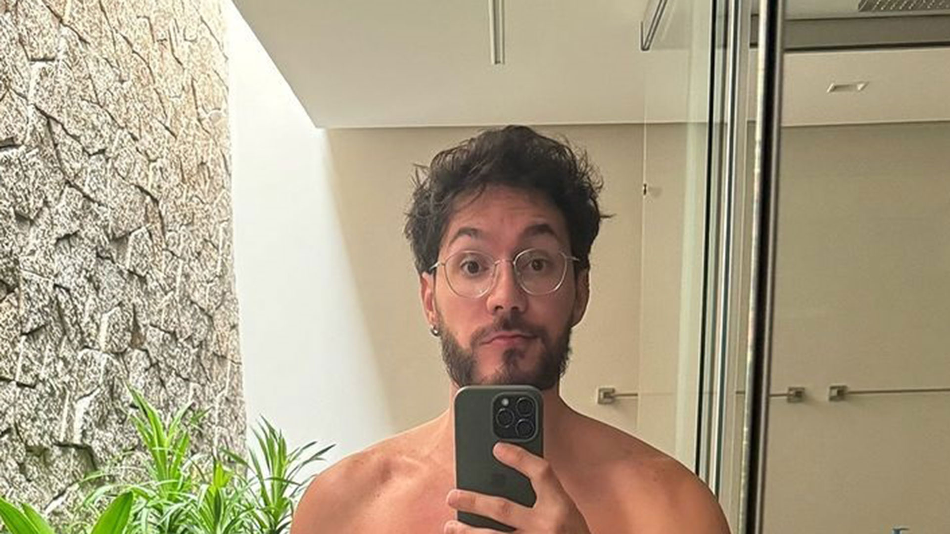 Eliezer choca ao mostrar foto do pé nas redes sociais: ‘Pokemon’