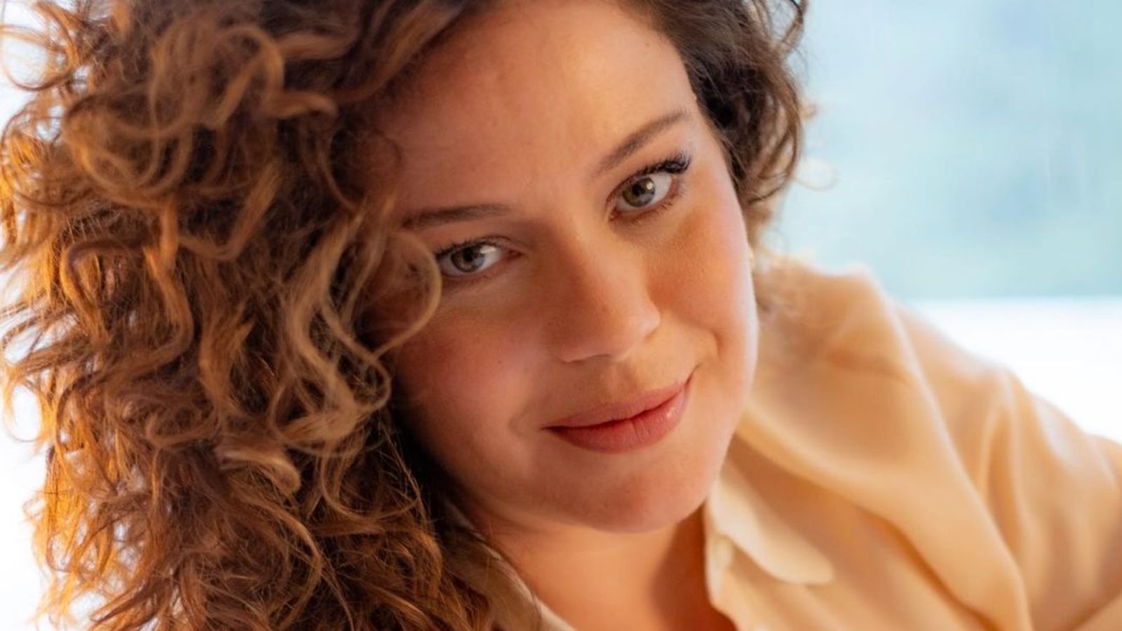 Leandra Leal surge radiante ao exibir o barrigão em ensaio de gestante
