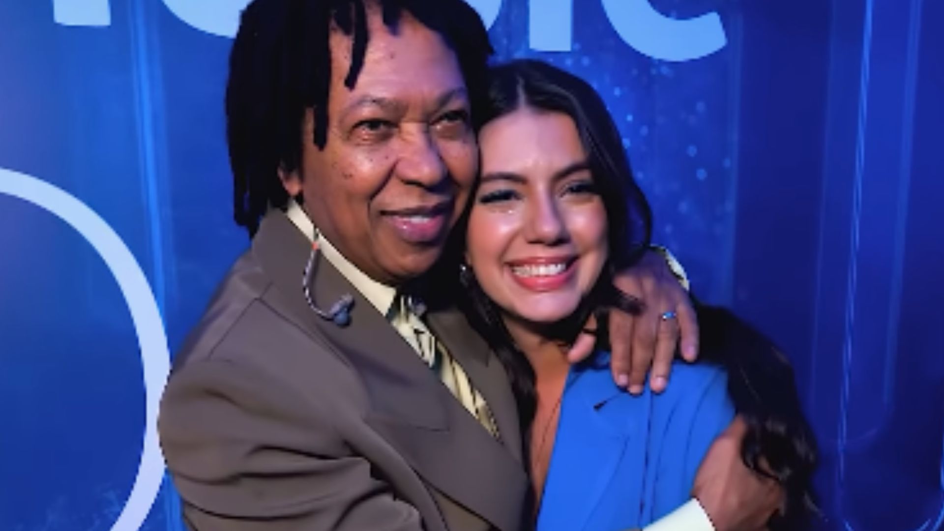 Ex-BBB Fernanda Bande relata emoção ao conhecer cantor Djavan: ‘Ídolo’