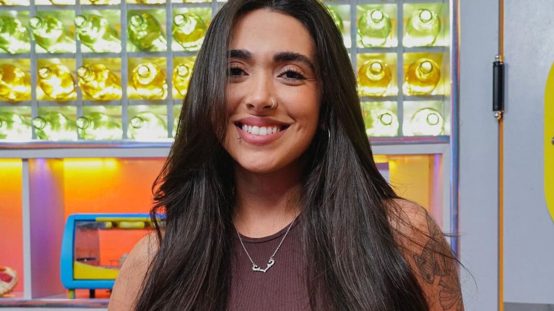 Tá rolando? Giovanna Lima é vista aos beijos com ex-BBB, diz colunista