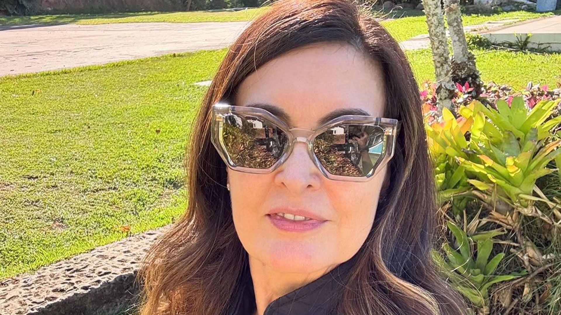 Fátima Bernardes surge de cara lavada enquanto treina maquiagem. Veja!