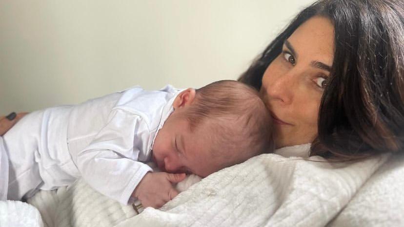 Fernanda Paes Leme dá pausa nas comemorações para levar filha no médico