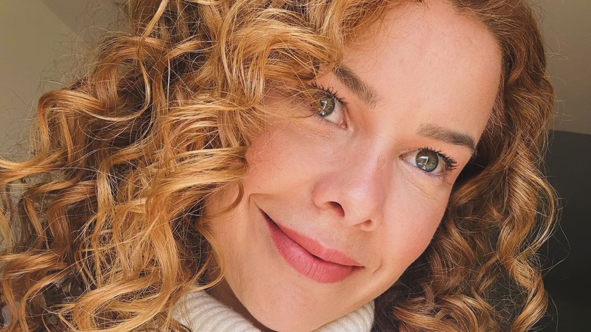 Fernanda Souza esbanja autoestima ao celebrar seus 40 anos