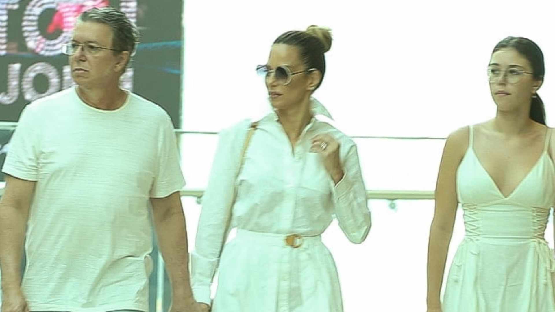 Filha de Ana Furtado e Boninho rouba a cena em passeio com os pais; veja