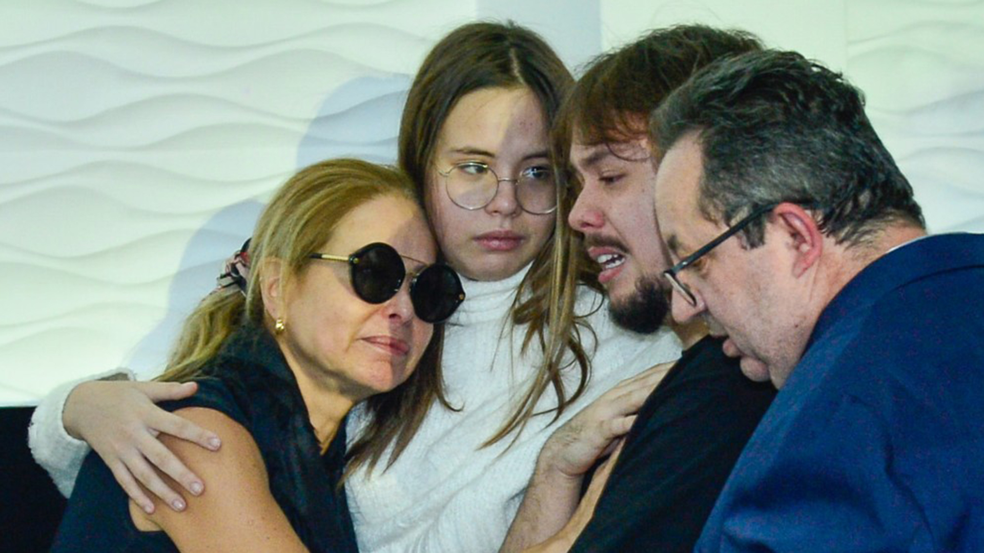 Filhos de Chrystian se despedem do pai durante velório