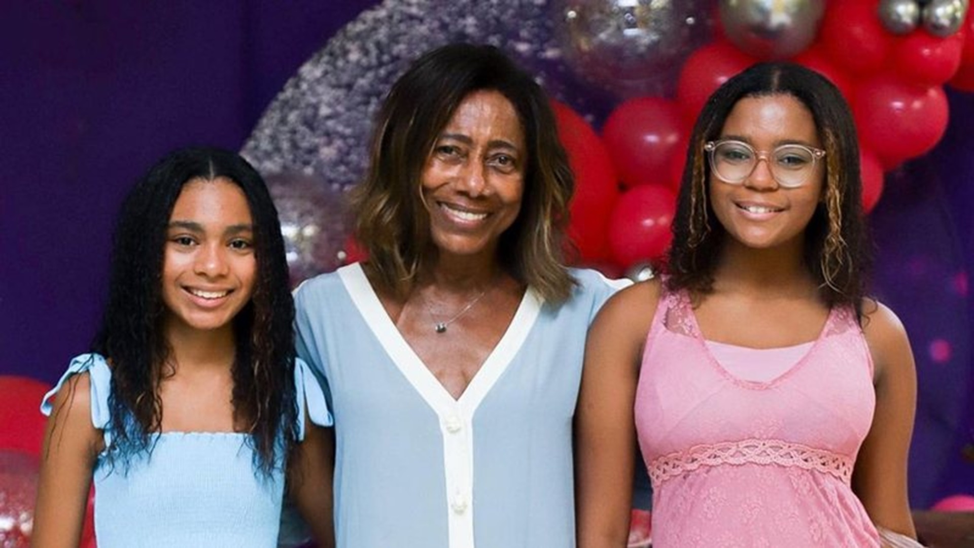 Sorridentes, filhas de Gloria Maria  roubam a cena em nova foto: “Lindas”