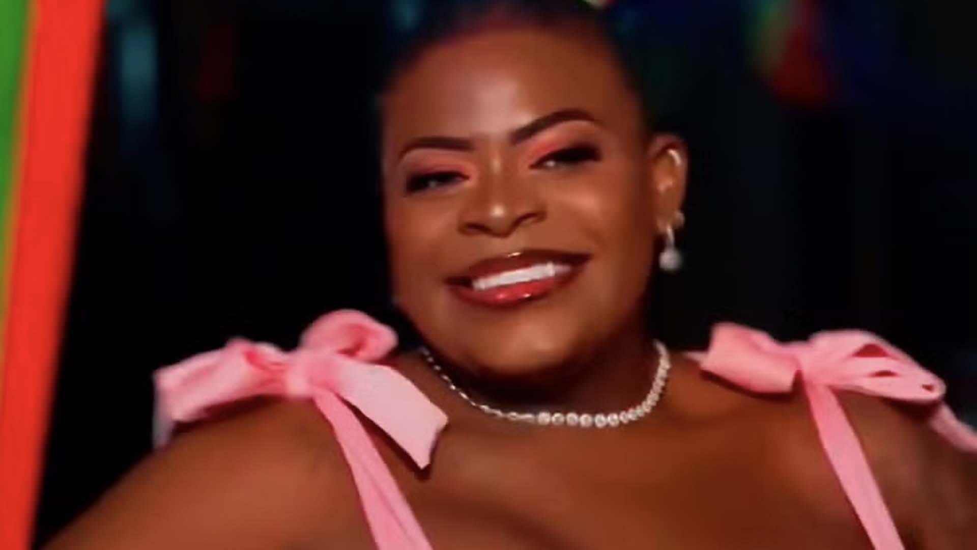 Jojo Todynho surge com look decotadíssimo em festa junina