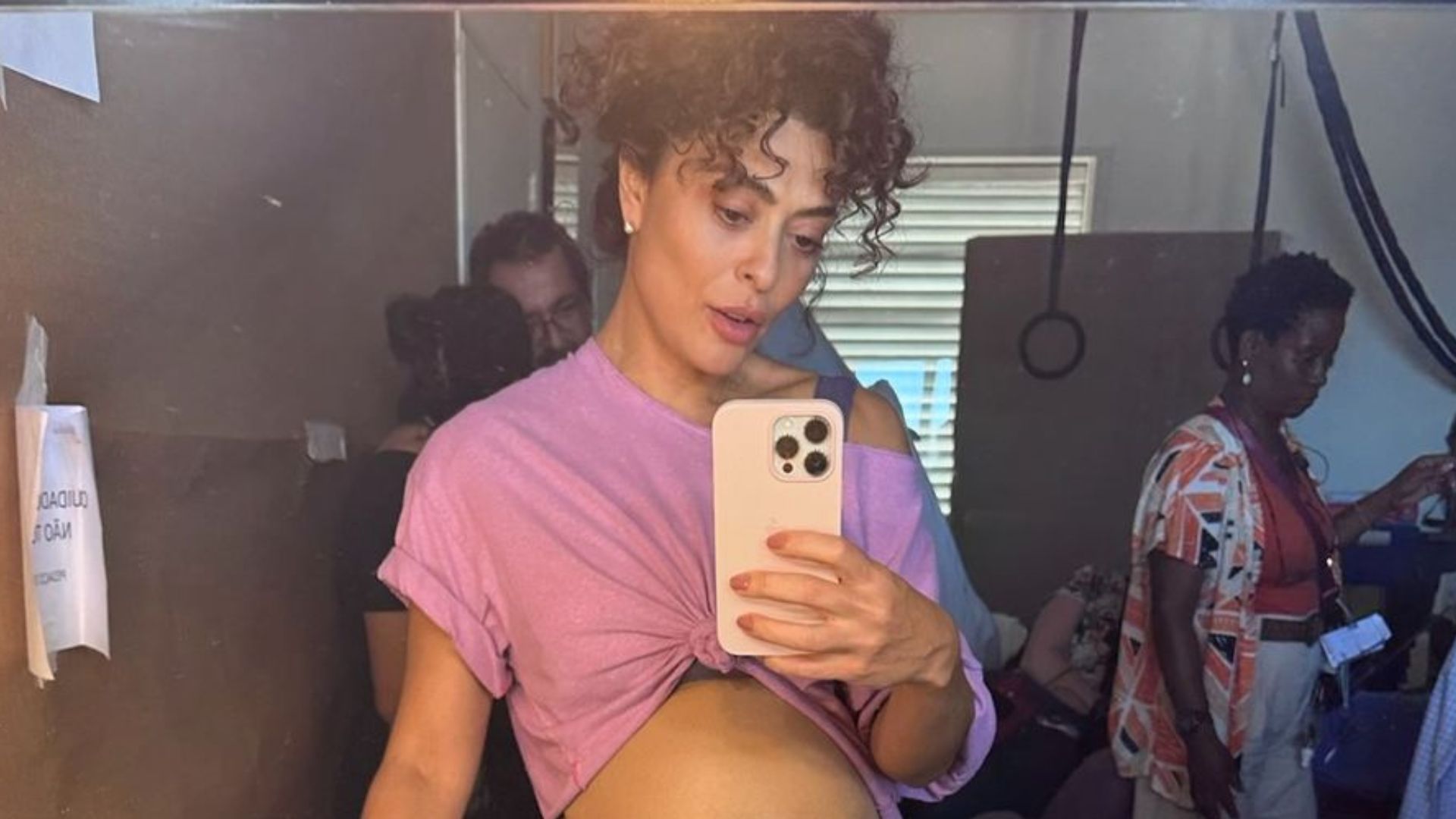Juliana Paes surge com barrigão nos bastidores de série: “Do nada”