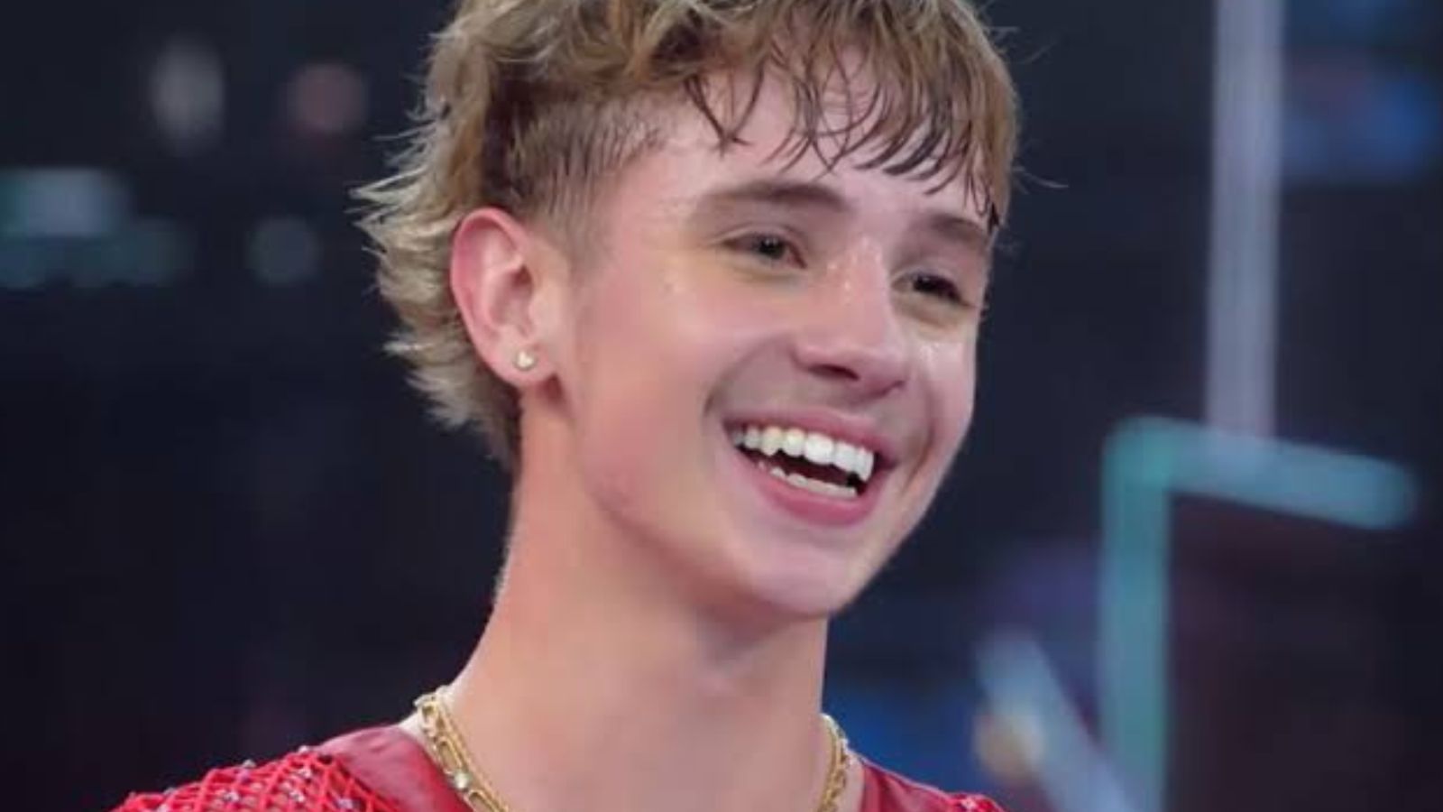Assumidos? Juliano Floss é flagrado aos beijos com cantora famosa