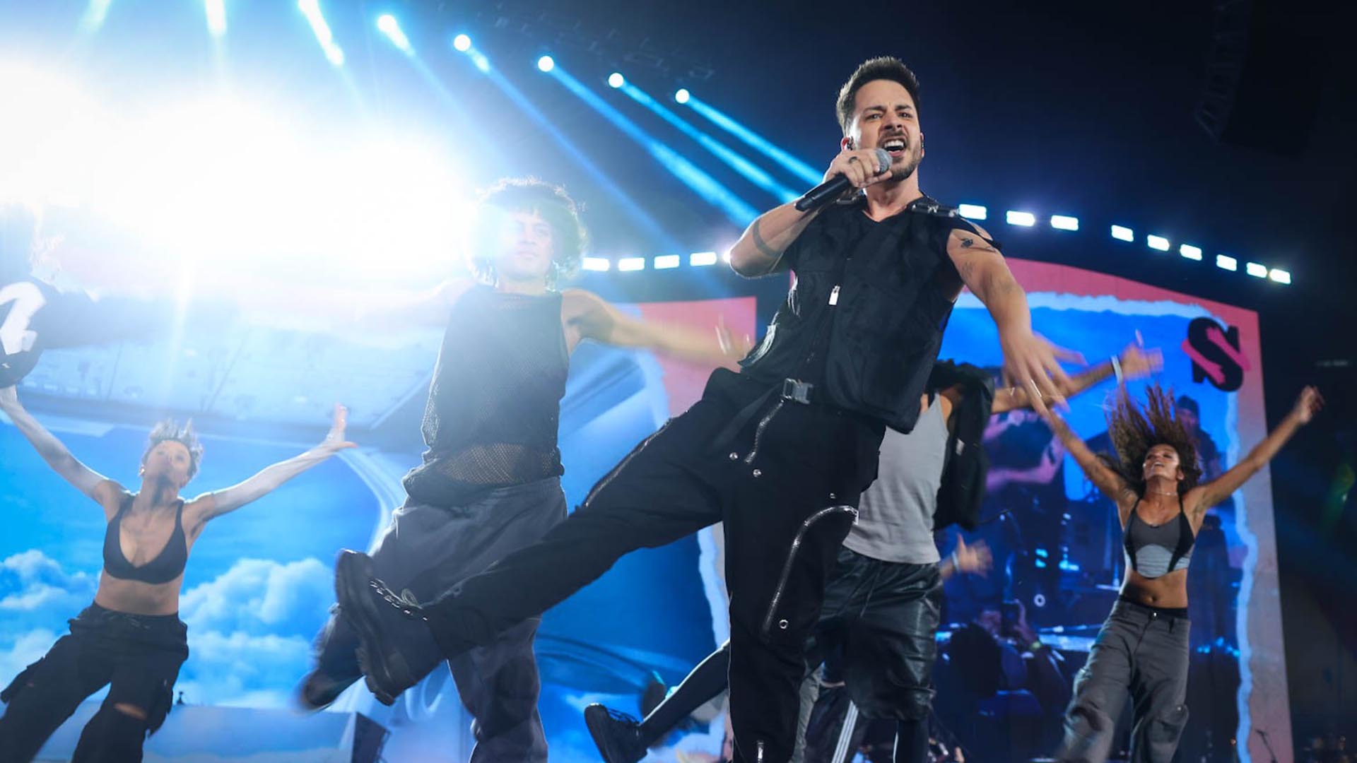 Junior faz seu primeiro show com coreografia na carreira solo