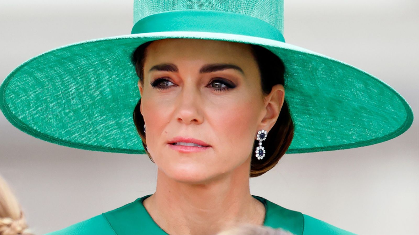 Kate Middleton envia carta de desculpas por ausência em evento da família real