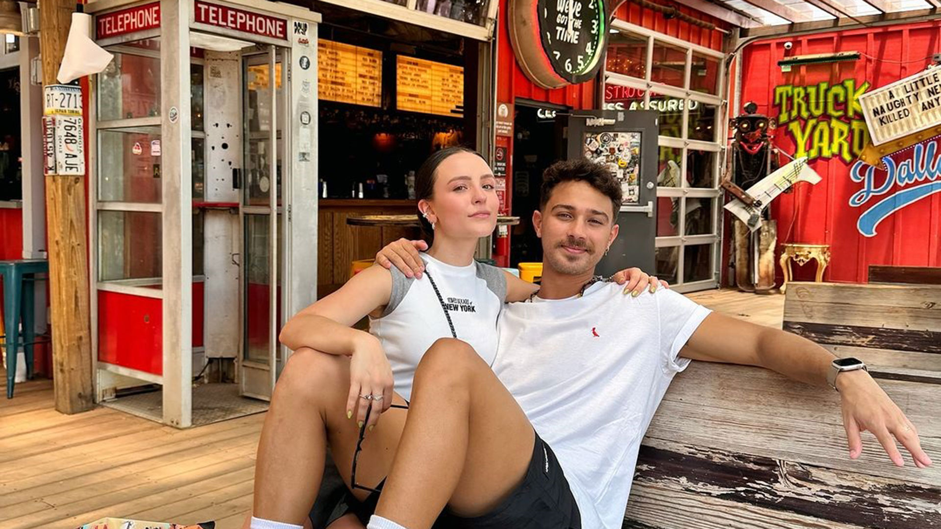 Larissa Manoela posta fotos românticas de viagem com o marido