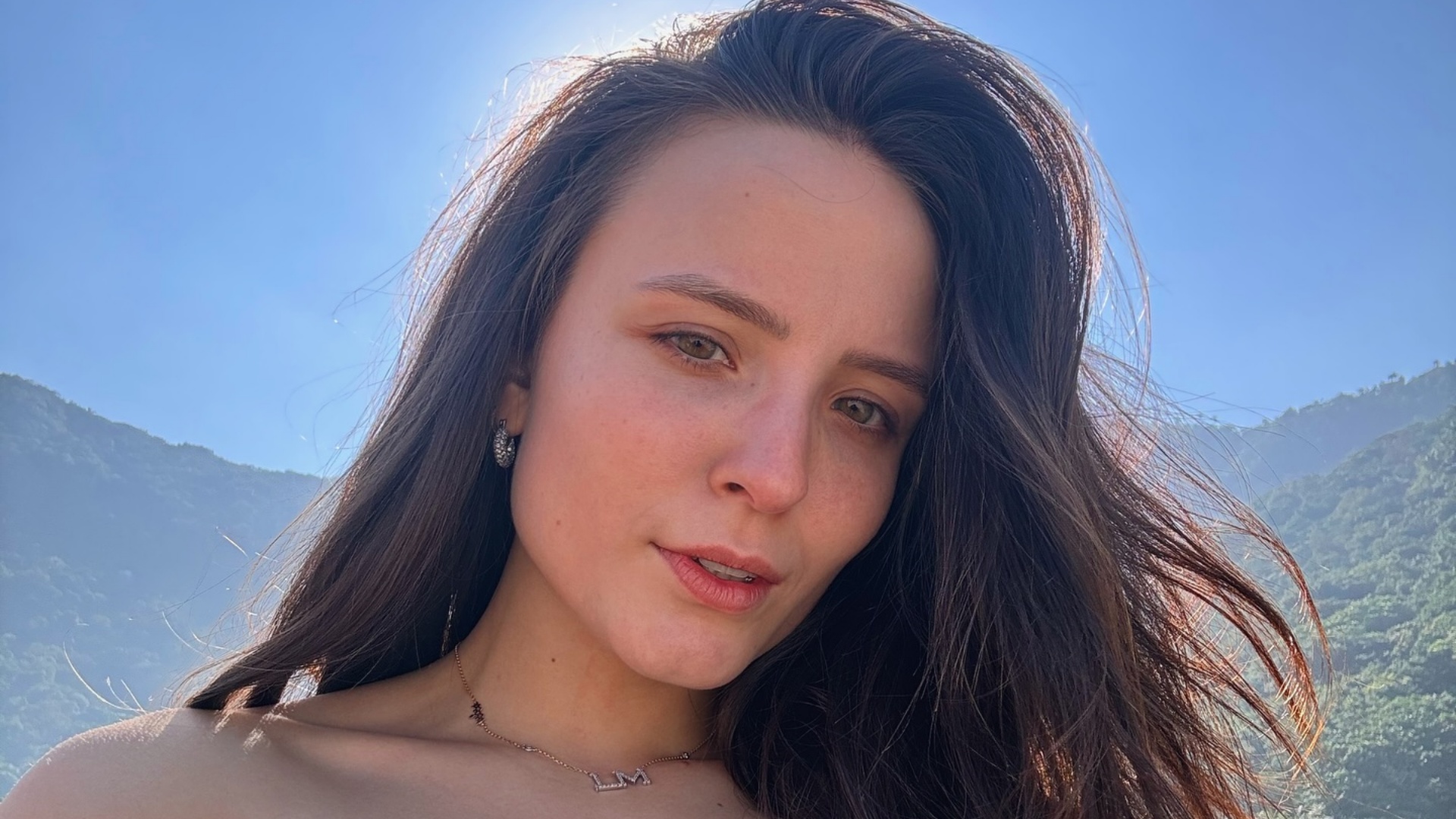 Larissa Manoela ostenta corpão sarado em dia de praia: “Perfeita”