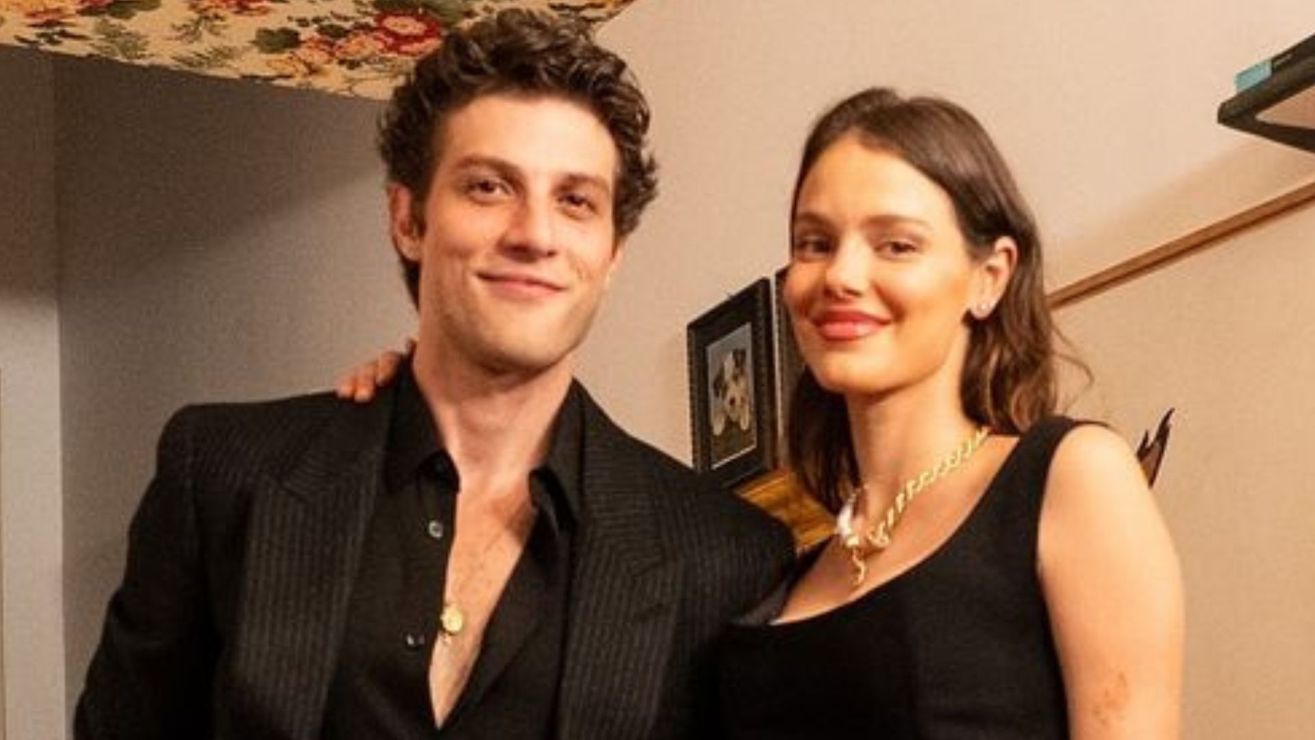 Laura Neiva resgata primeira foto com Chay Suede e declara: “Muito orgulho”
