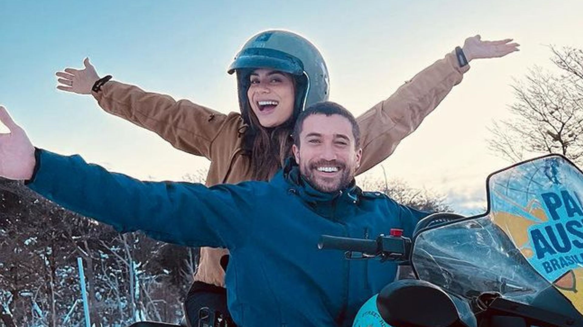 Na Argentina, Lexa se diverte em passeio na neve com o noivo, Ricardo Vianna