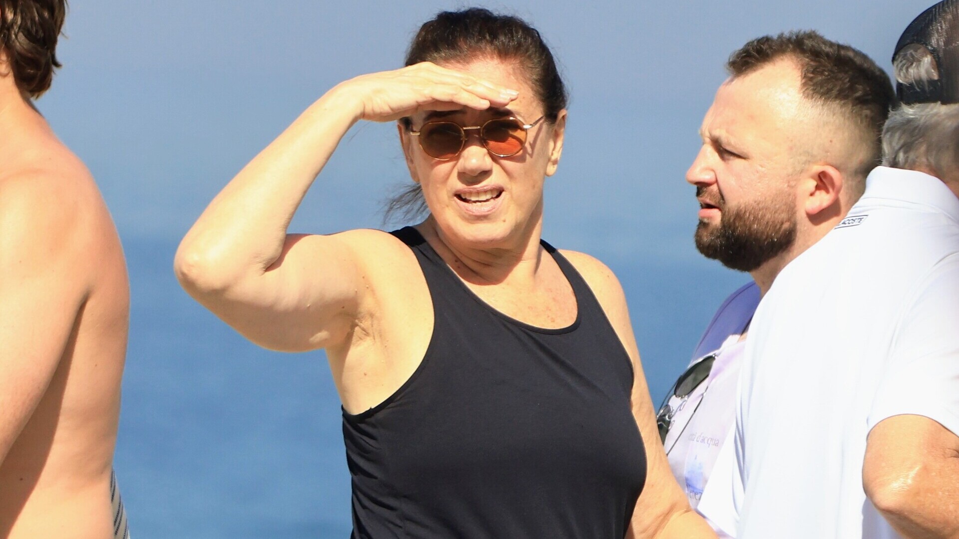 Lilia Cabral faz rara aparição com o marido durante caminhada na orla