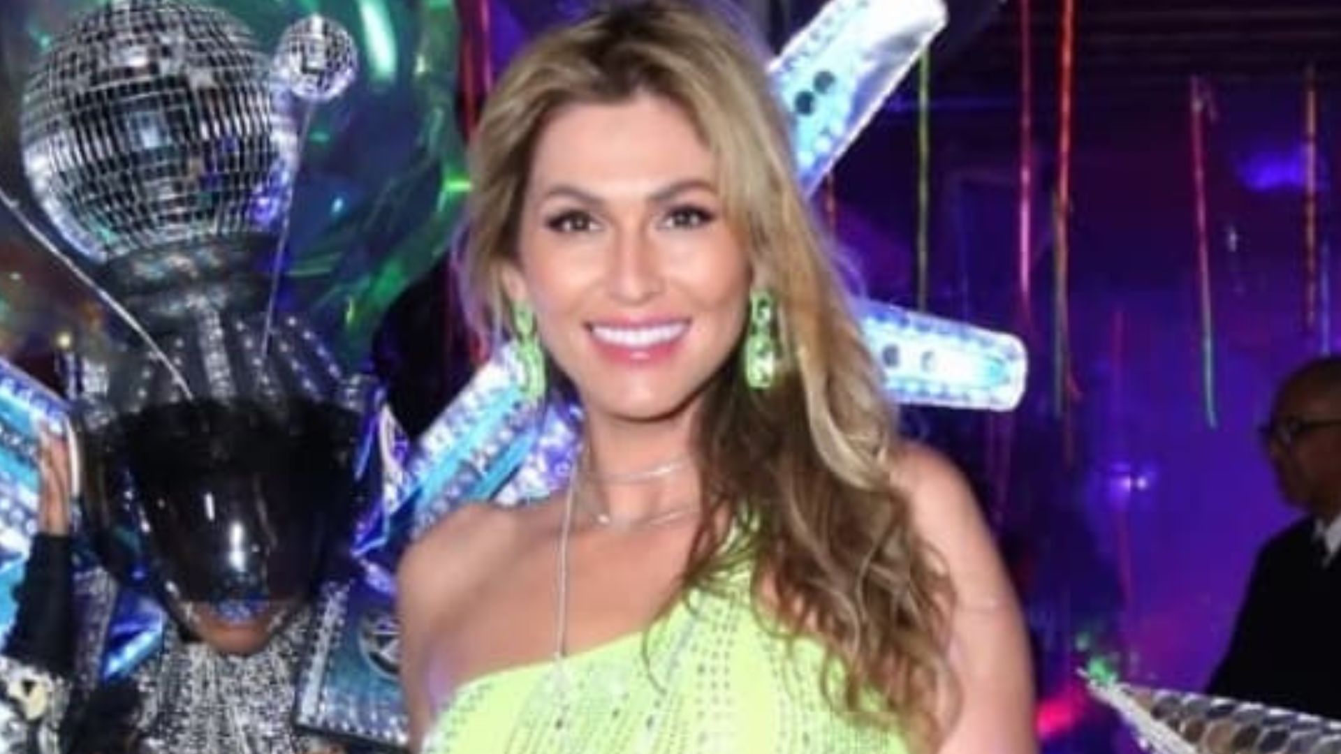 Lívia Andrade abre álbum de fotos de aniversário com tema diferentão