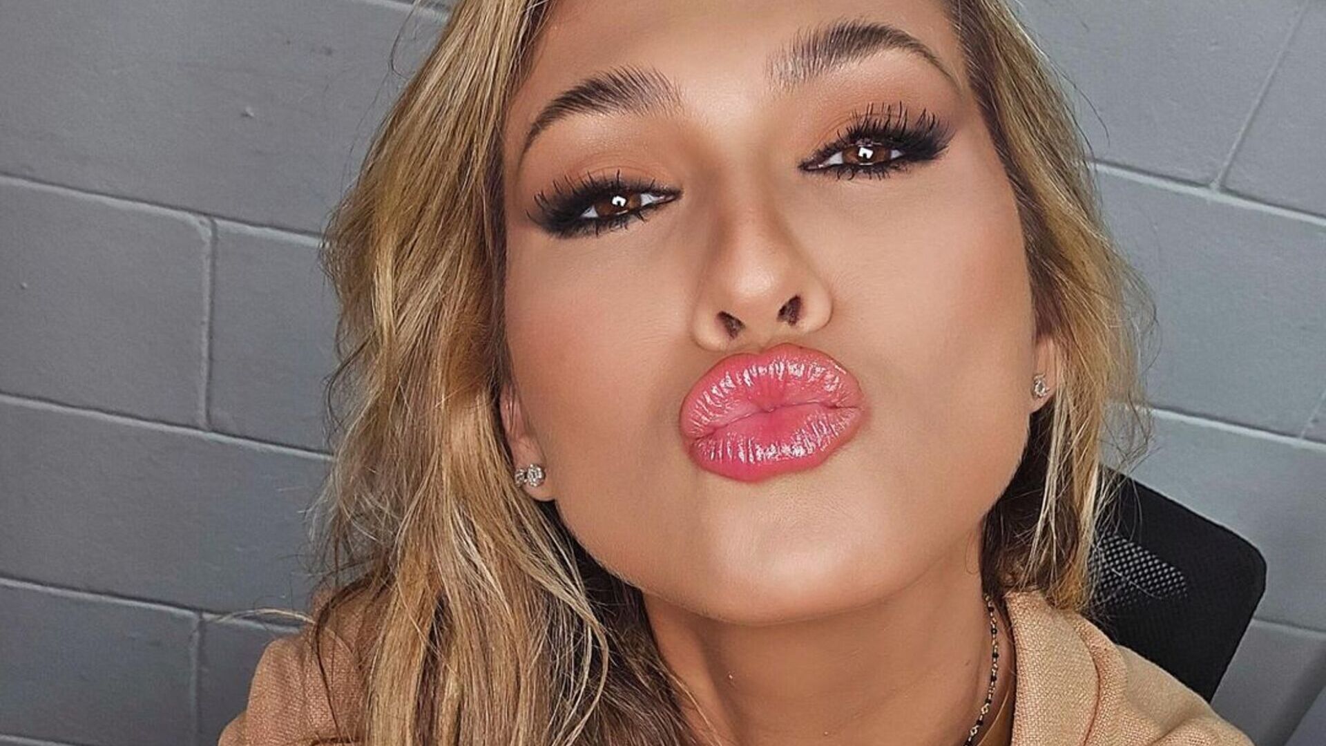 Lívia Andrade choca ao mudar seu rosto com maquiagem: ‘Virei um filtro’