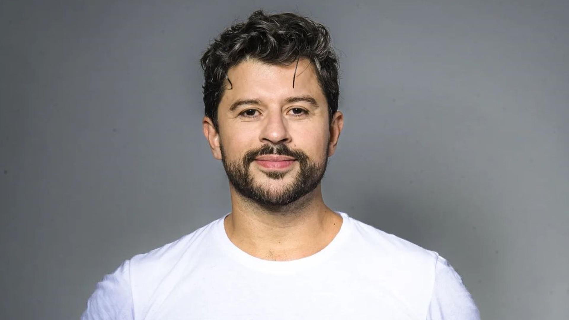 Protagonista de Priscilla em 2012, ator fala sobre Gianecchini em nova versão