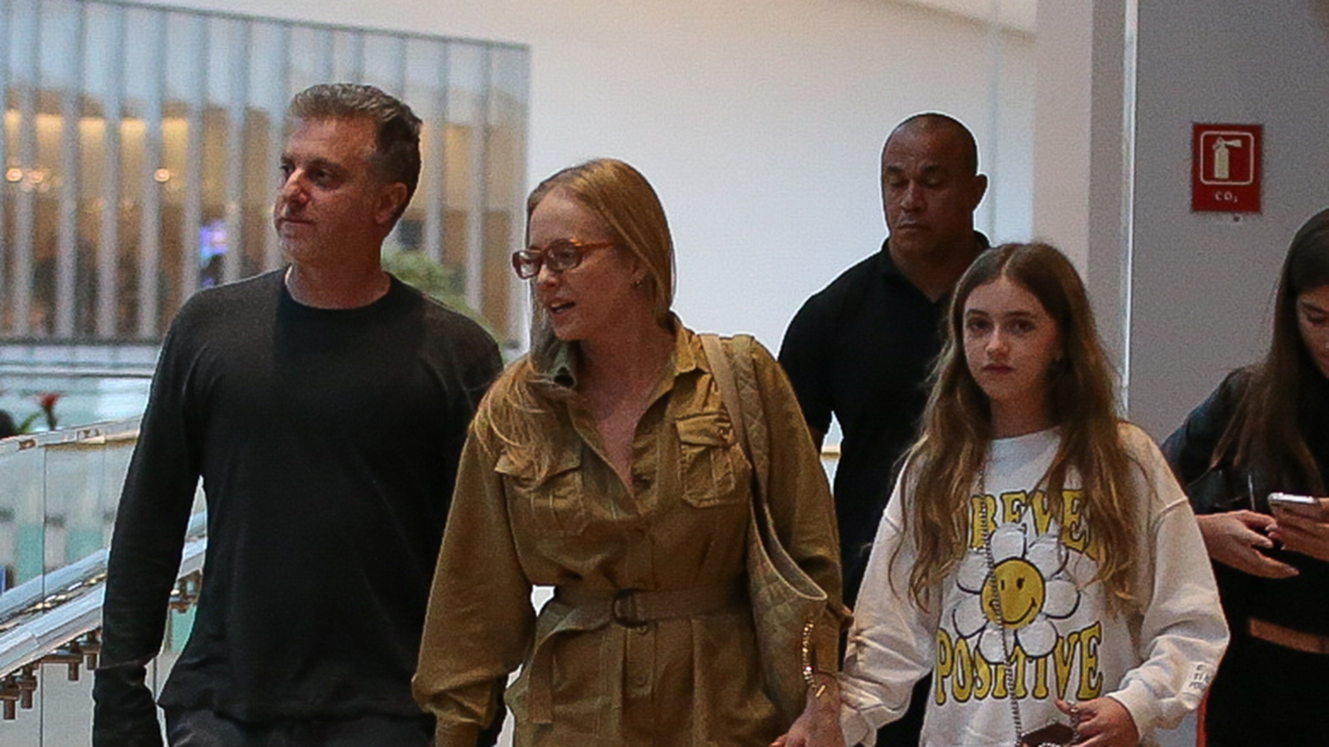 Luciano Huck curte passeio com Angélica e a filha, Eva
